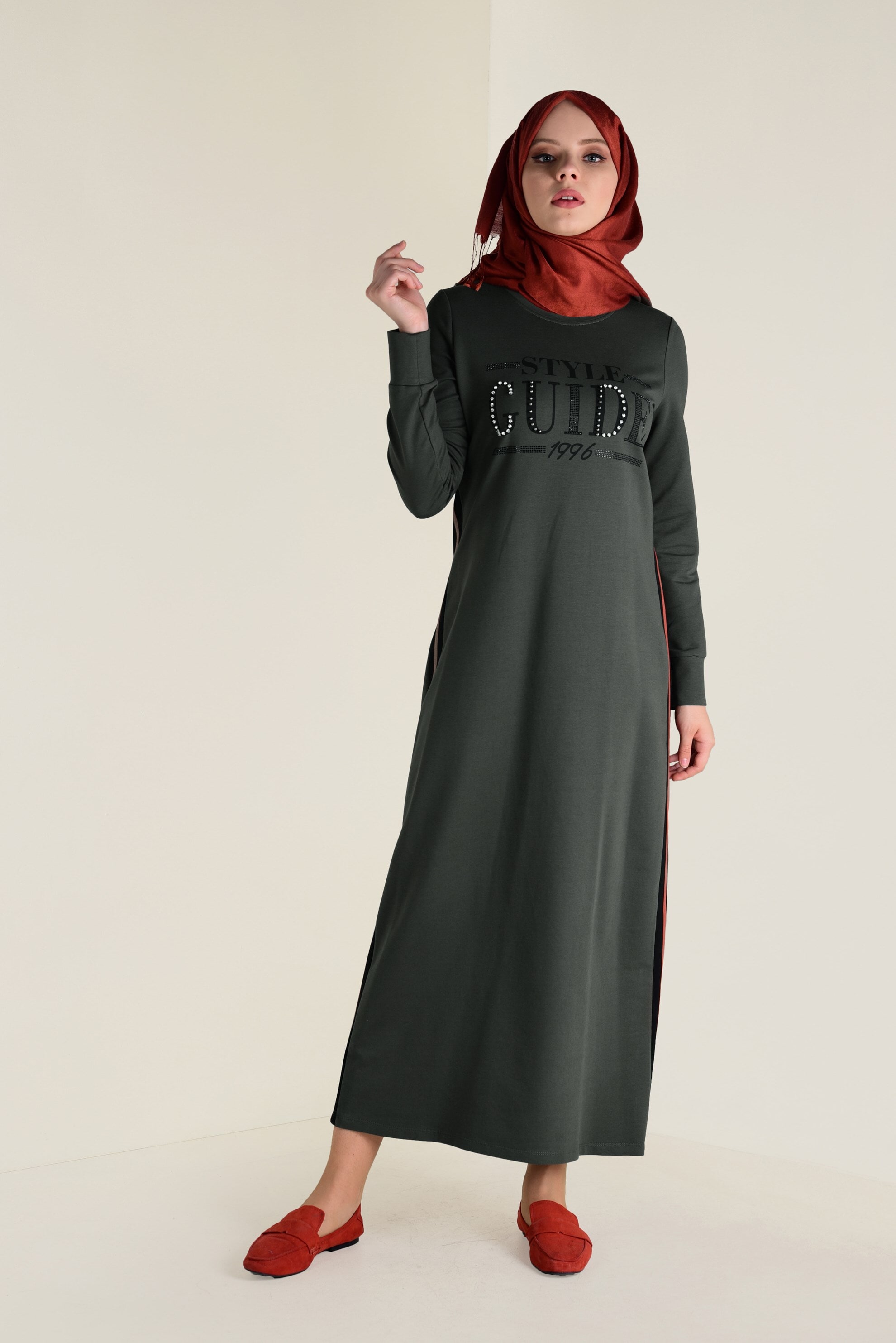 Tesettür giyim HAKİ TAŞ BASKILI EŞOFMAN ELBİSE 4555 