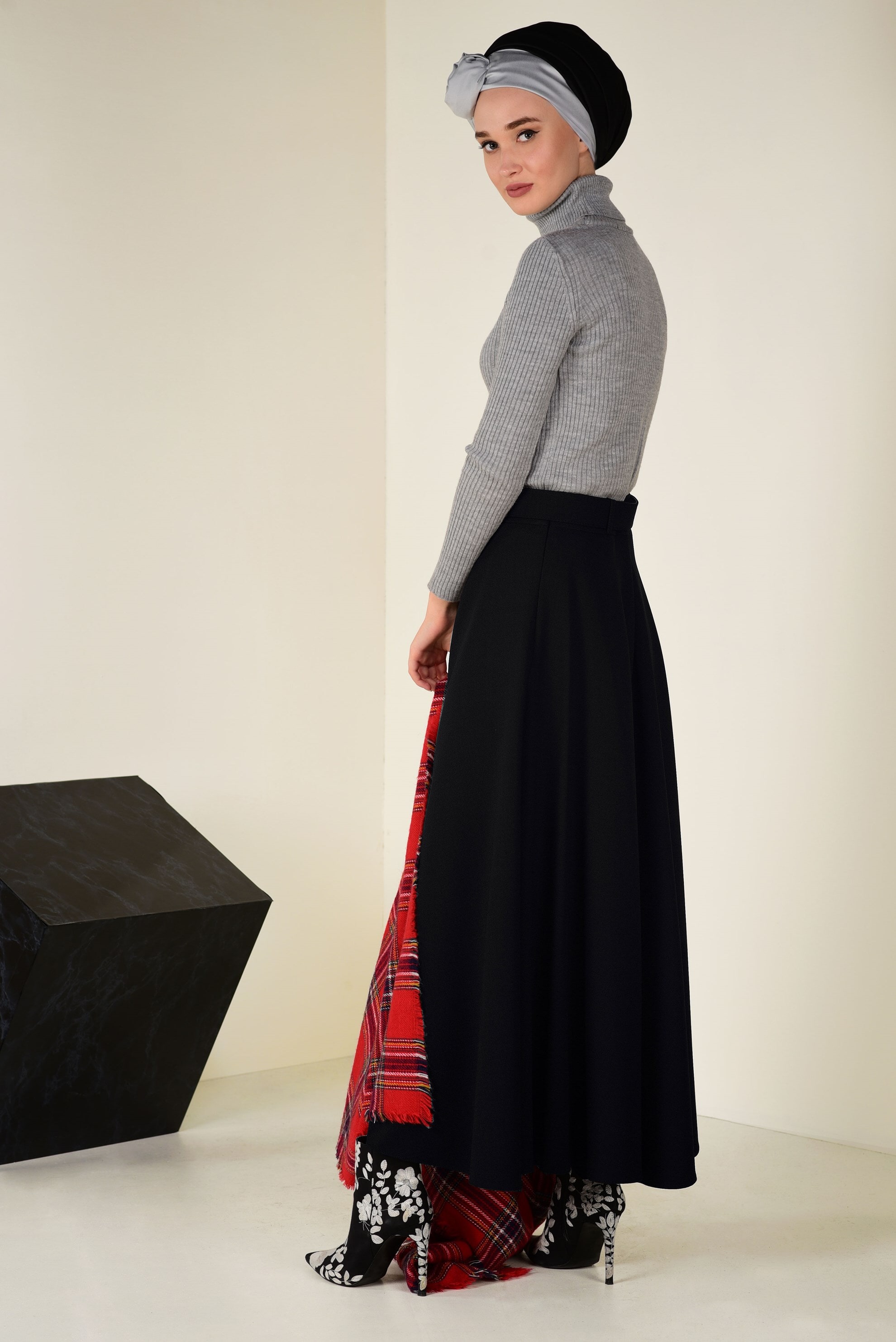 Tesettür giyim SİYAH BELİ KEMERLİ ÇAN ETEK 6243 