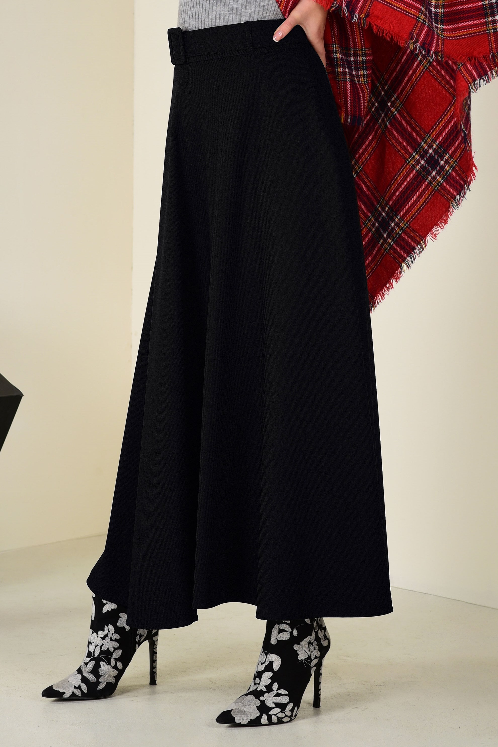 Tesettür giyim SİYAH BELİ KEMERLİ ÇAN ETEK 6243 