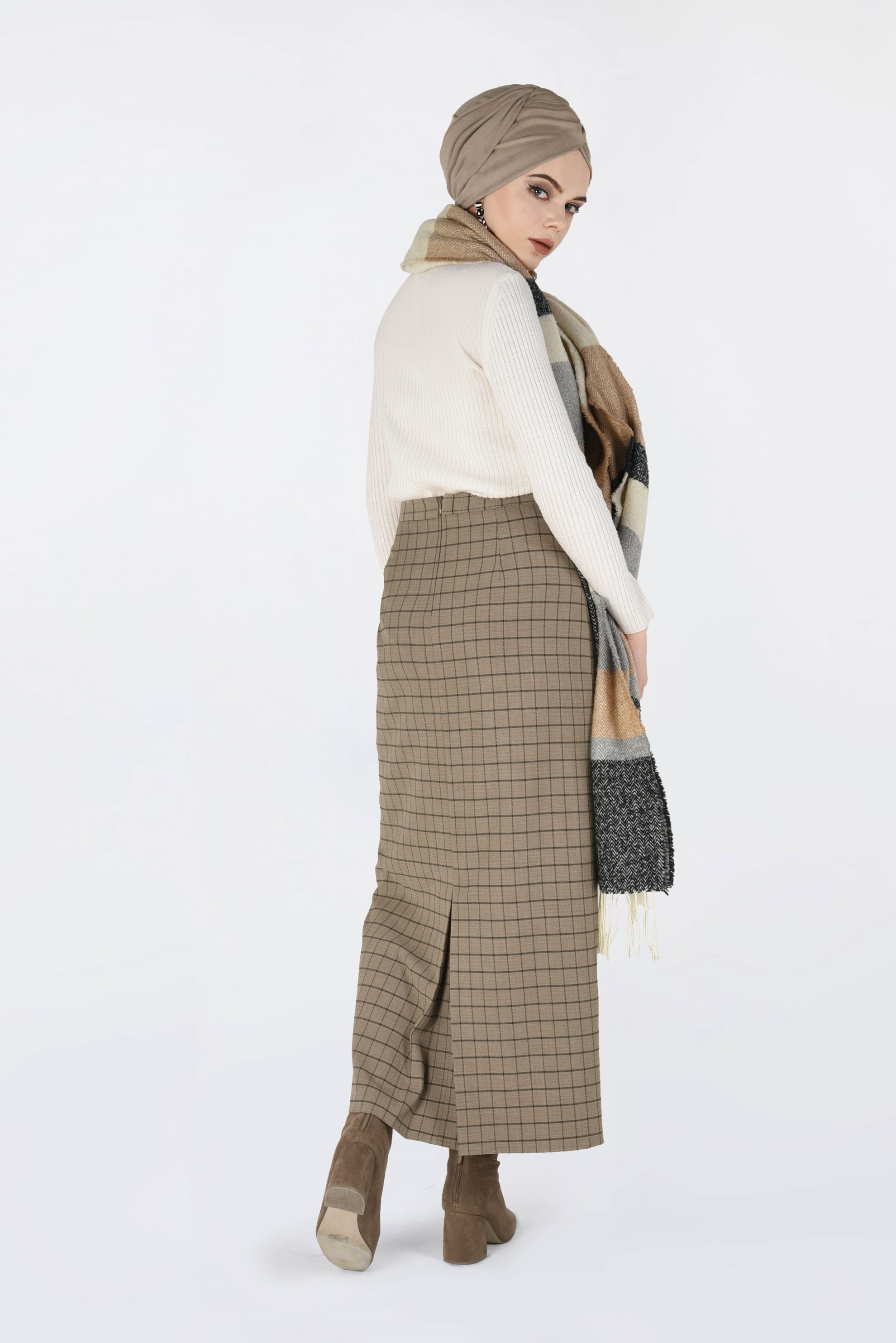 Tesettür giyim BEJ KARELİ GİZLİ YIRTMAÇLI ETEK 6299 