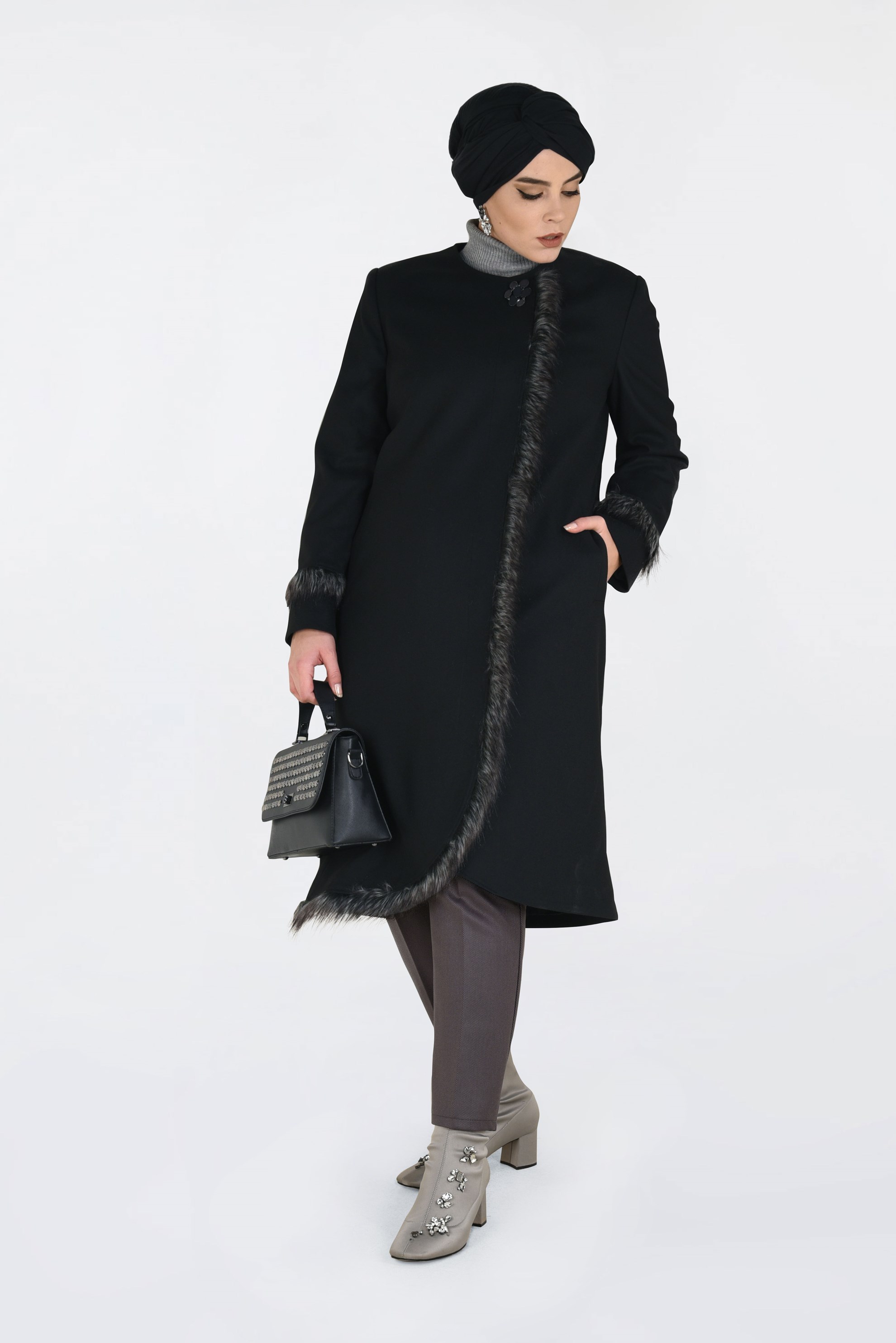 Tesettür giyim SİYAH KÜRK DETAYLI KAŞE KABAN 9763 