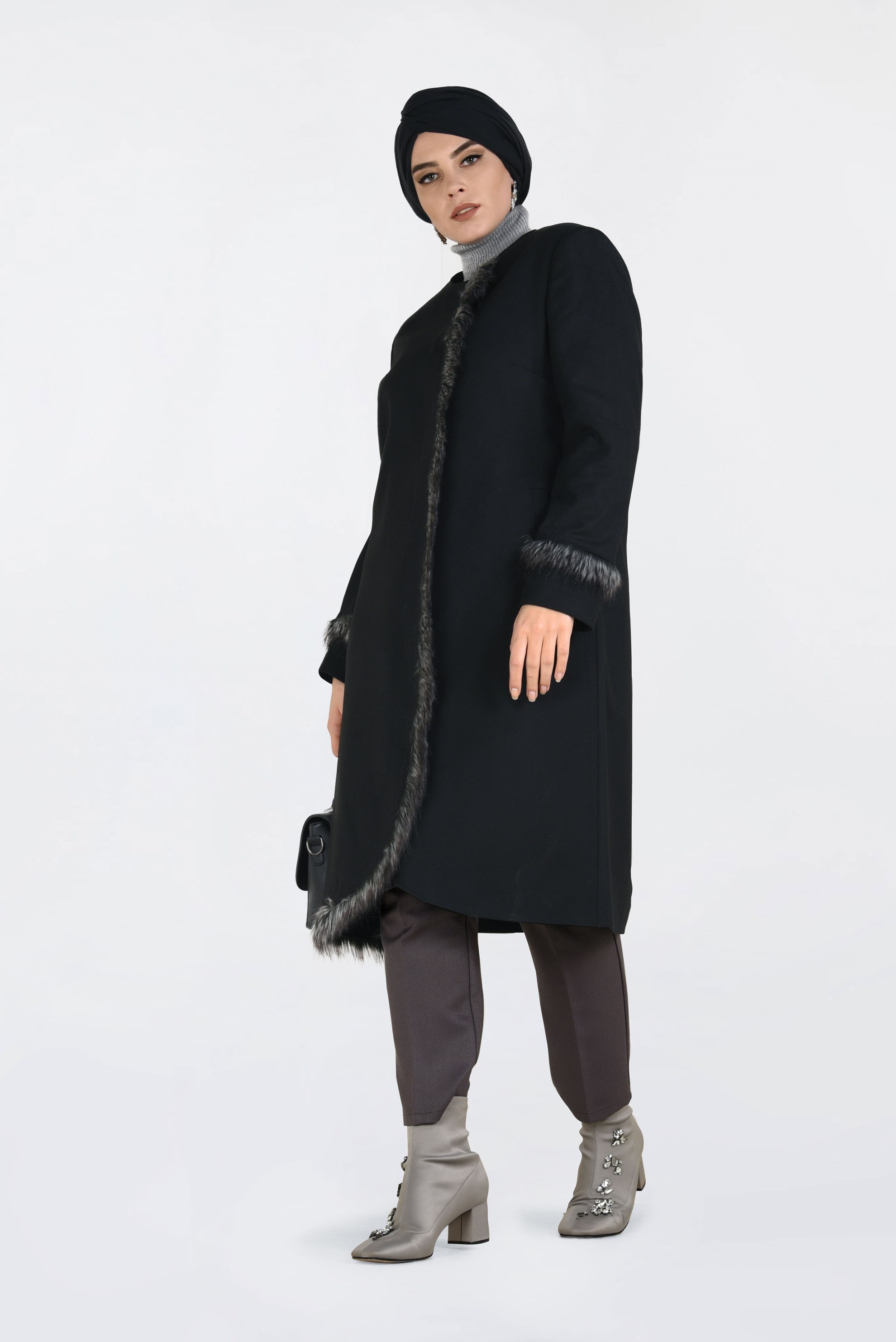 Tesettür giyim SİYAH KÜRK DETAYLI KAŞE KABAN 9763 