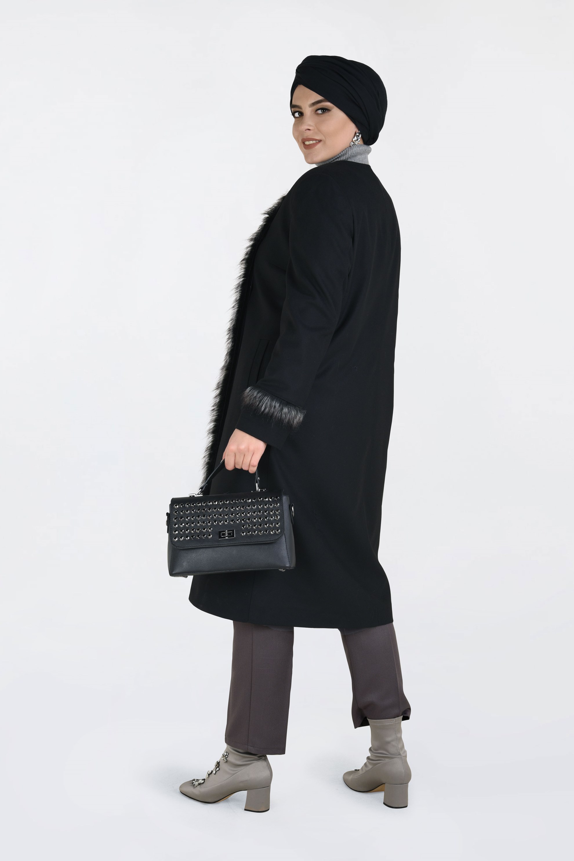 Tesettür giyim SİYAH KÜRK DETAYLI KAŞE KABAN 9763 