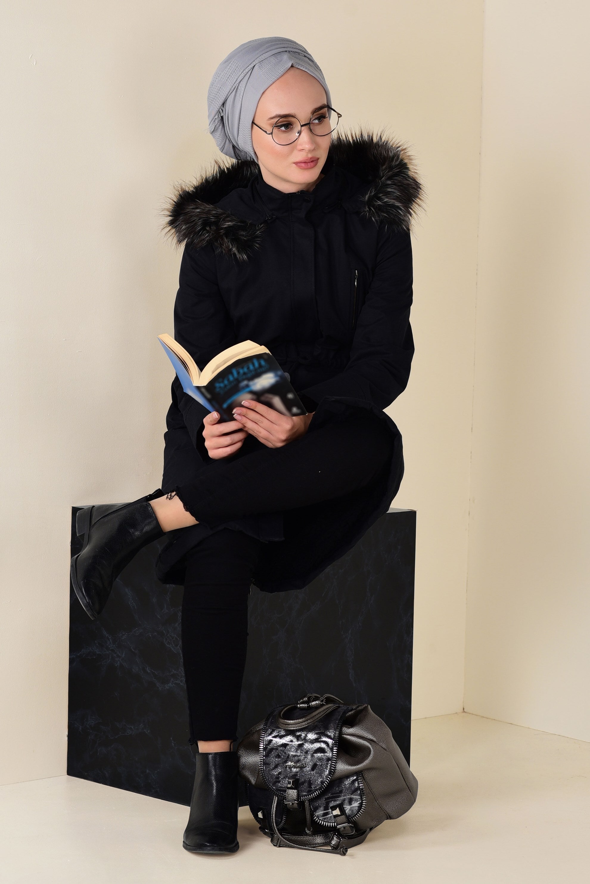 Tesettür giyim SİYAH KAPÜŞONU SUNİ KÜRK DETAYLI KABAN 9764 