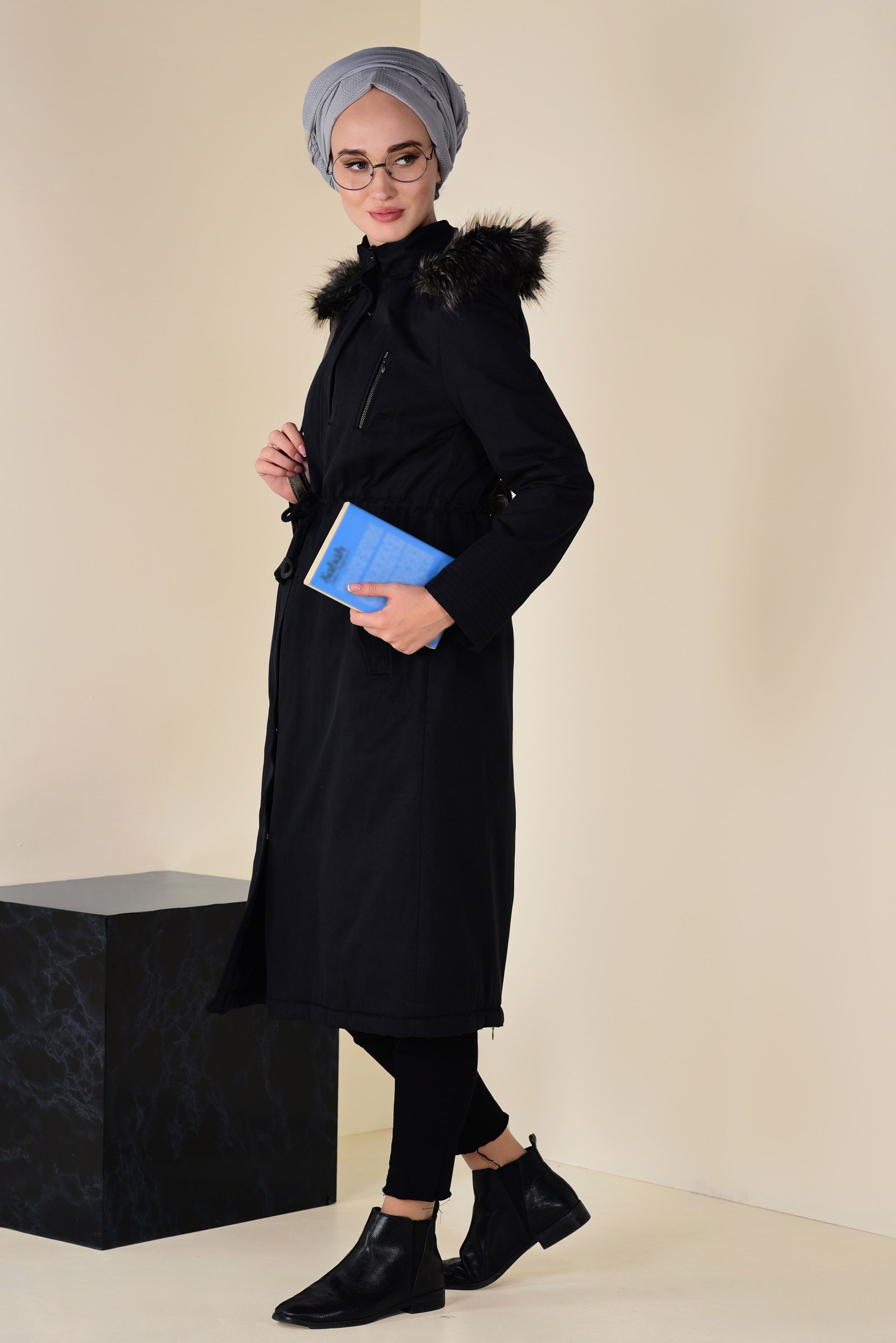 Tesettür giyim SİYAH KAPÜŞONU SUNİ KÜRK DETAYLI KABAN 9764 