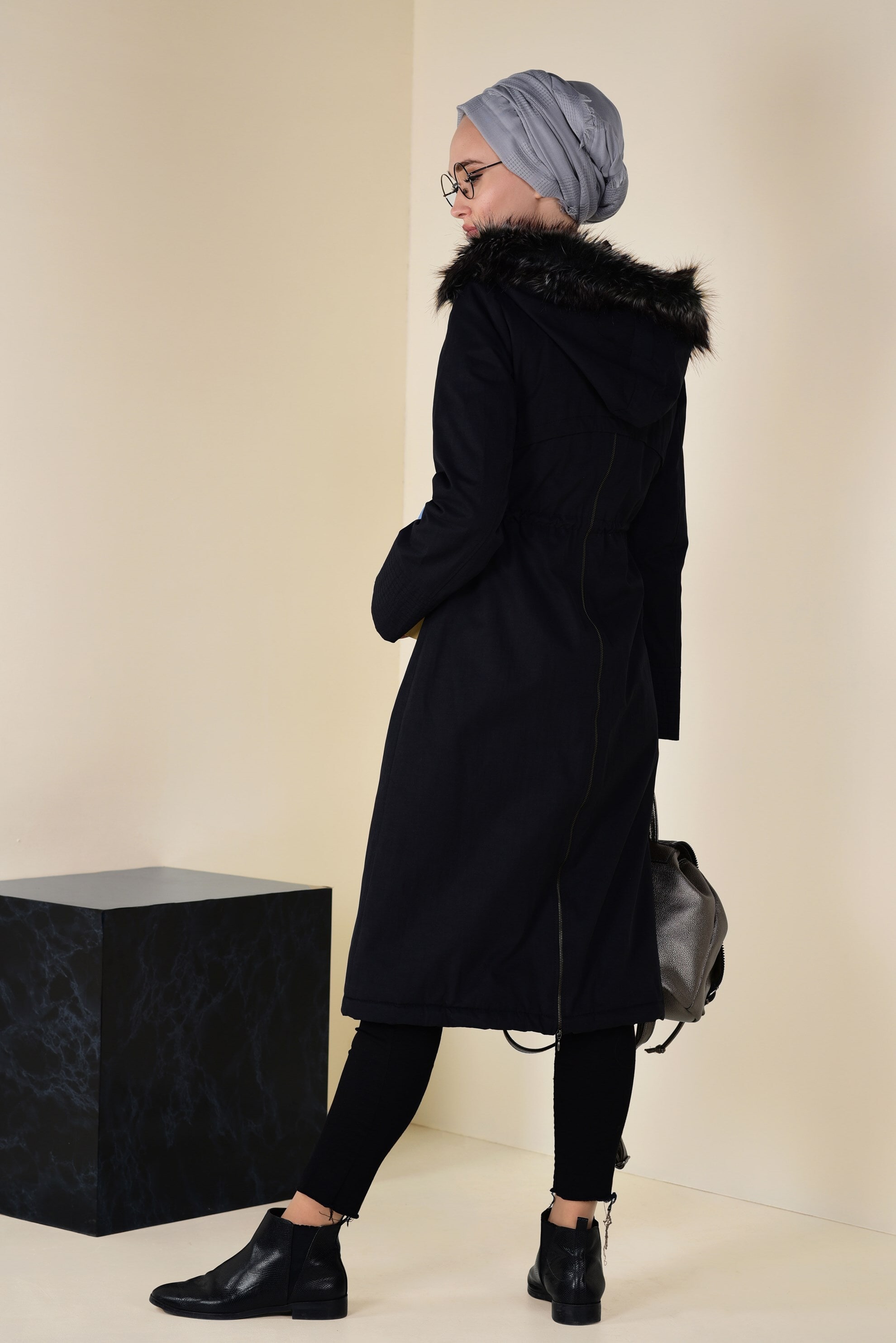 Tesettür giyim SİYAH KAPÜŞONU SUNİ KÜRK DETAYLI KABAN 9764 