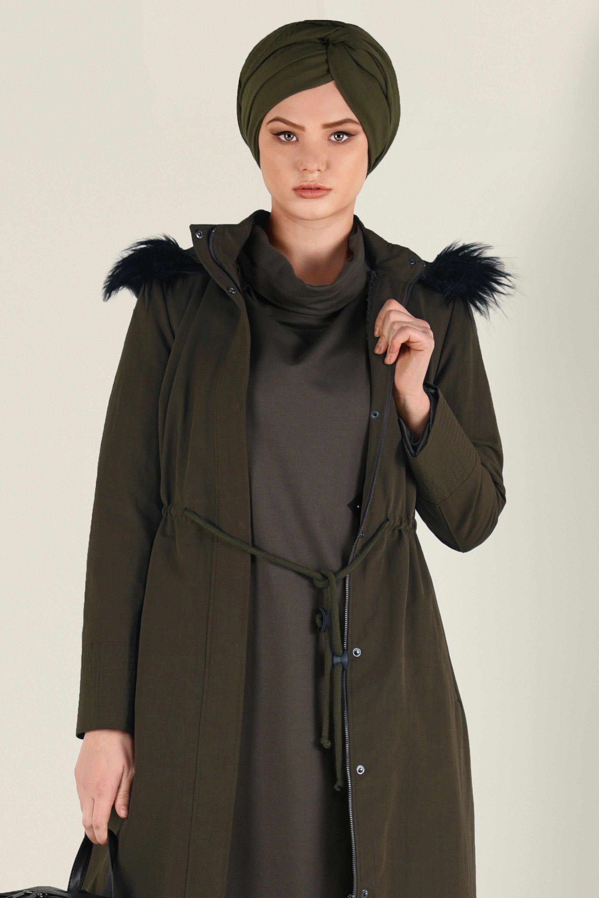 Tesettür giyim HAKİ KAPÜŞONU SUNİ KÜRK DETAYLI KABAN 9764 