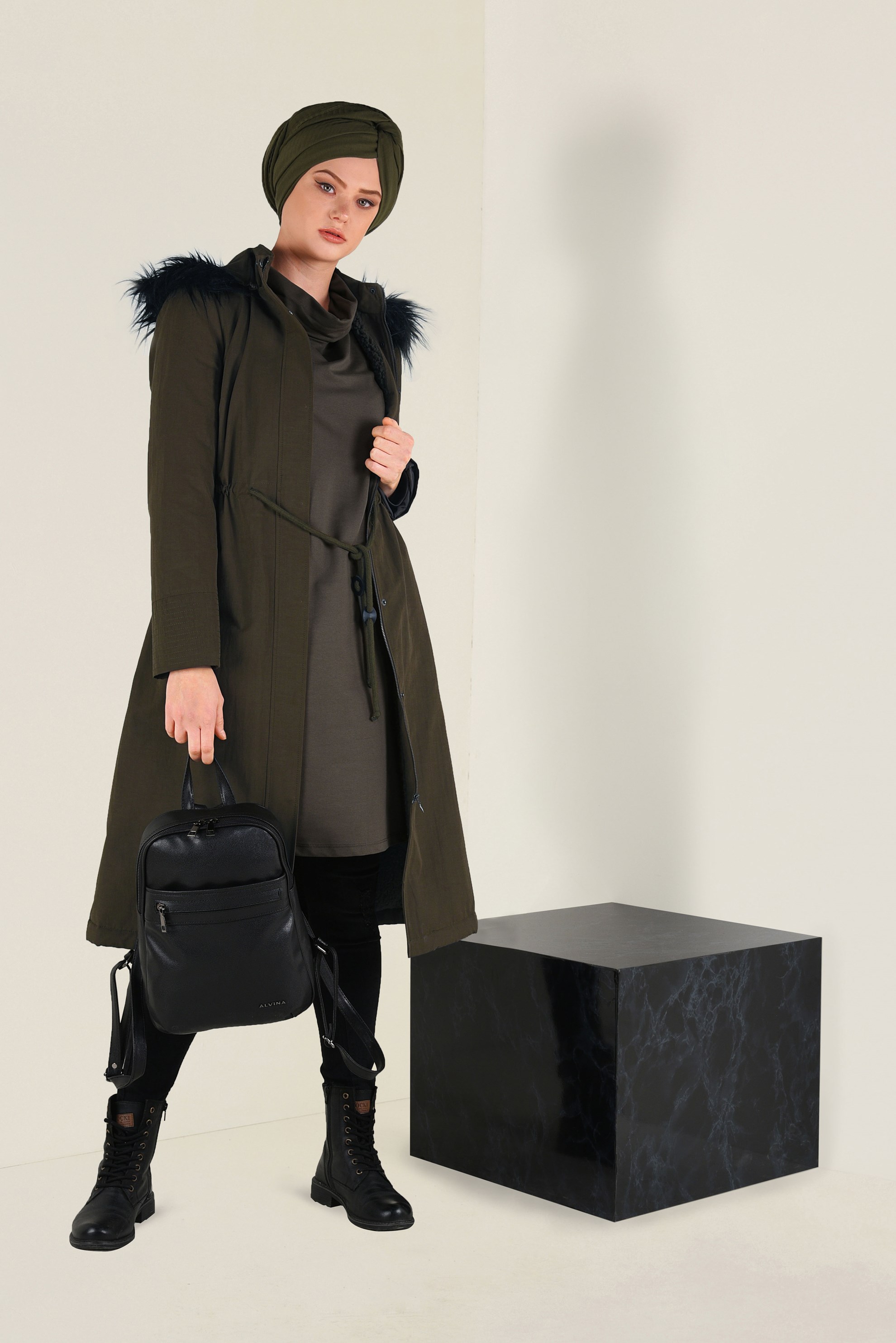 Tesettür giyim HAKİ KAPÜŞONU SUNİ KÜRK DETAYLI KABAN 9764 