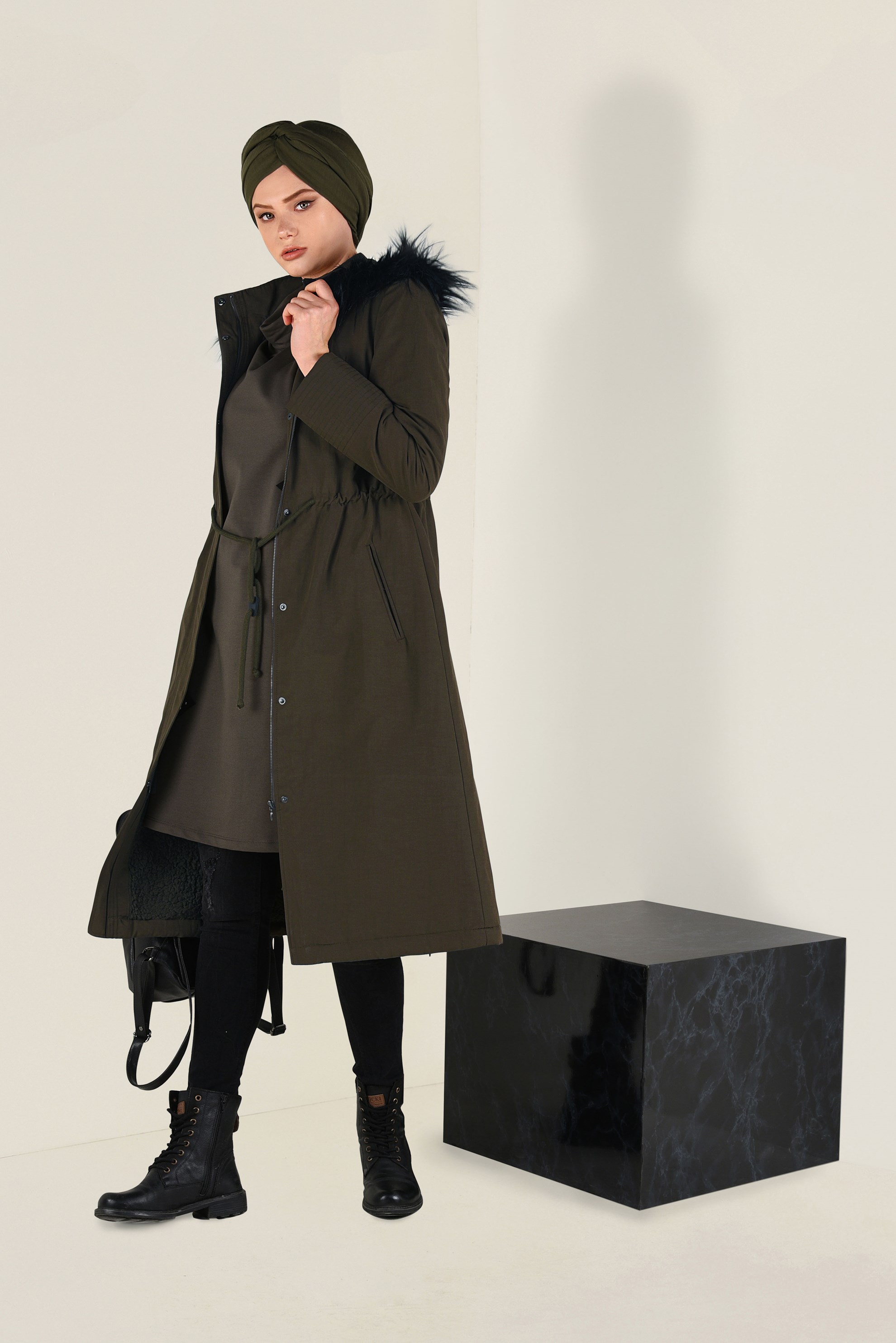 Tesettür giyim HAKİ KAPÜŞONU SUNİ KÜRK DETAYLI KABAN 9764 