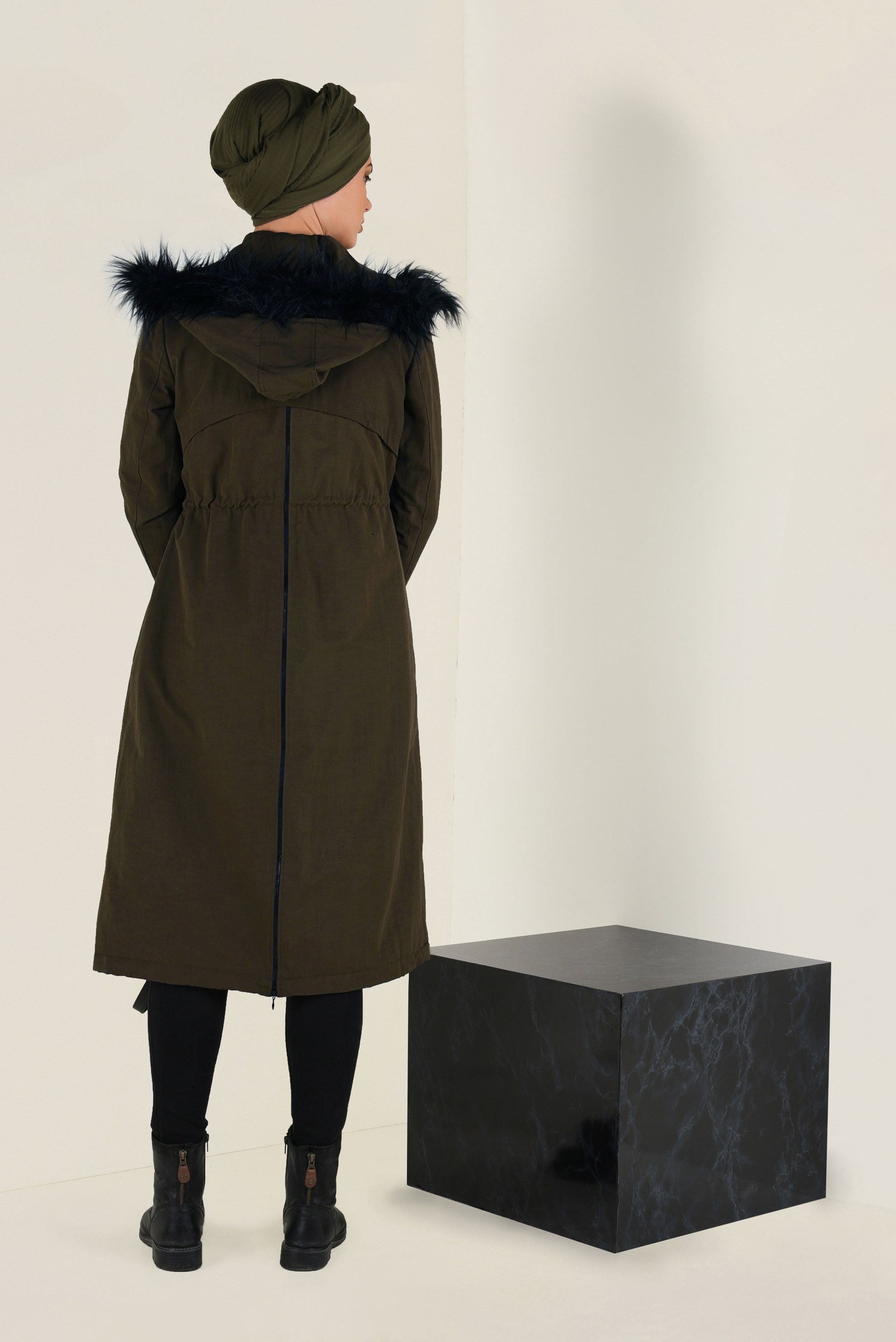 Tesettür giyim HAKİ KAPÜŞONU SUNİ KÜRK DETAYLI KABAN 9764 