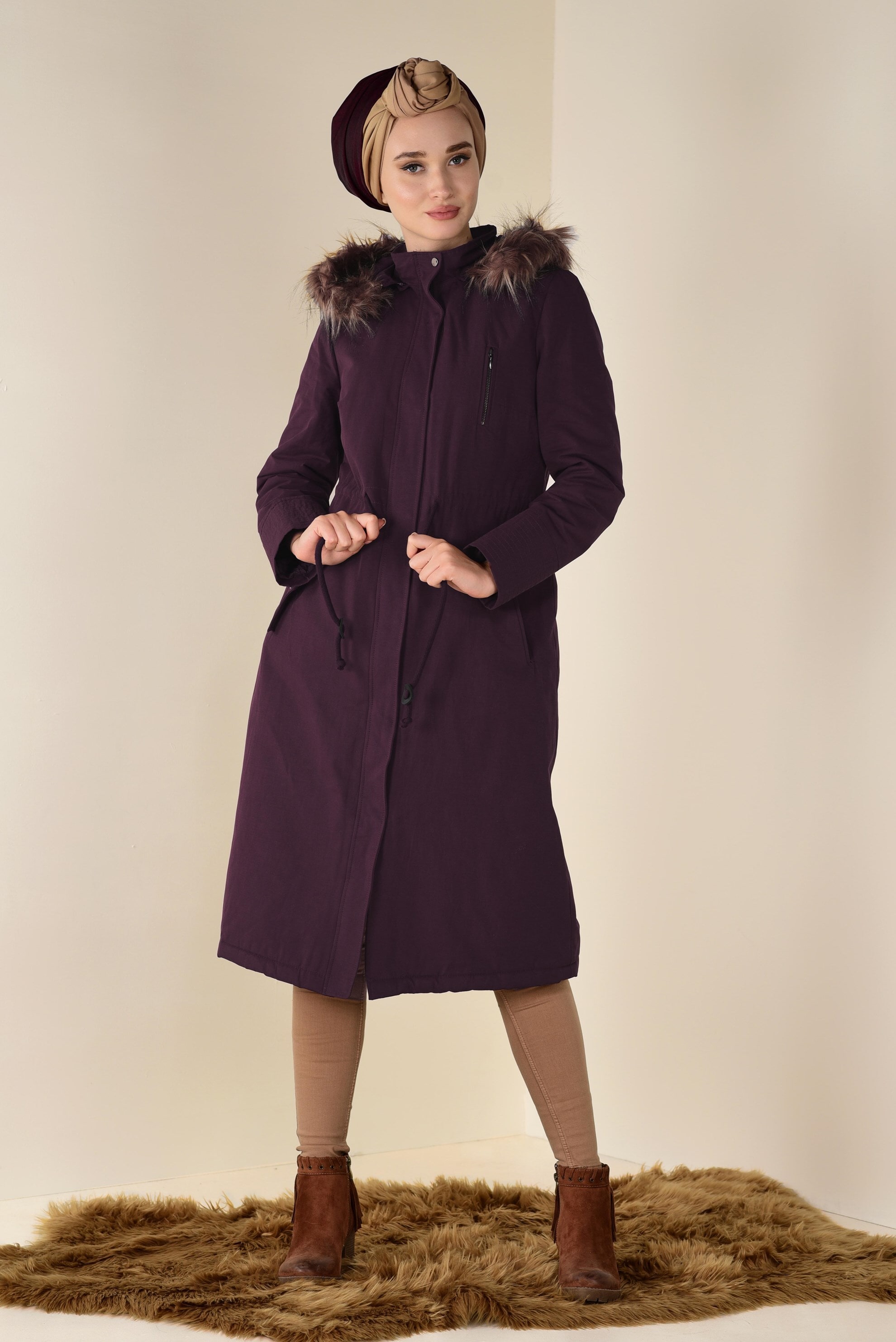 Tesettür giyim BORDO KAPÜŞONU SUNİ KÜRK DETAYLI KABAN 9764 