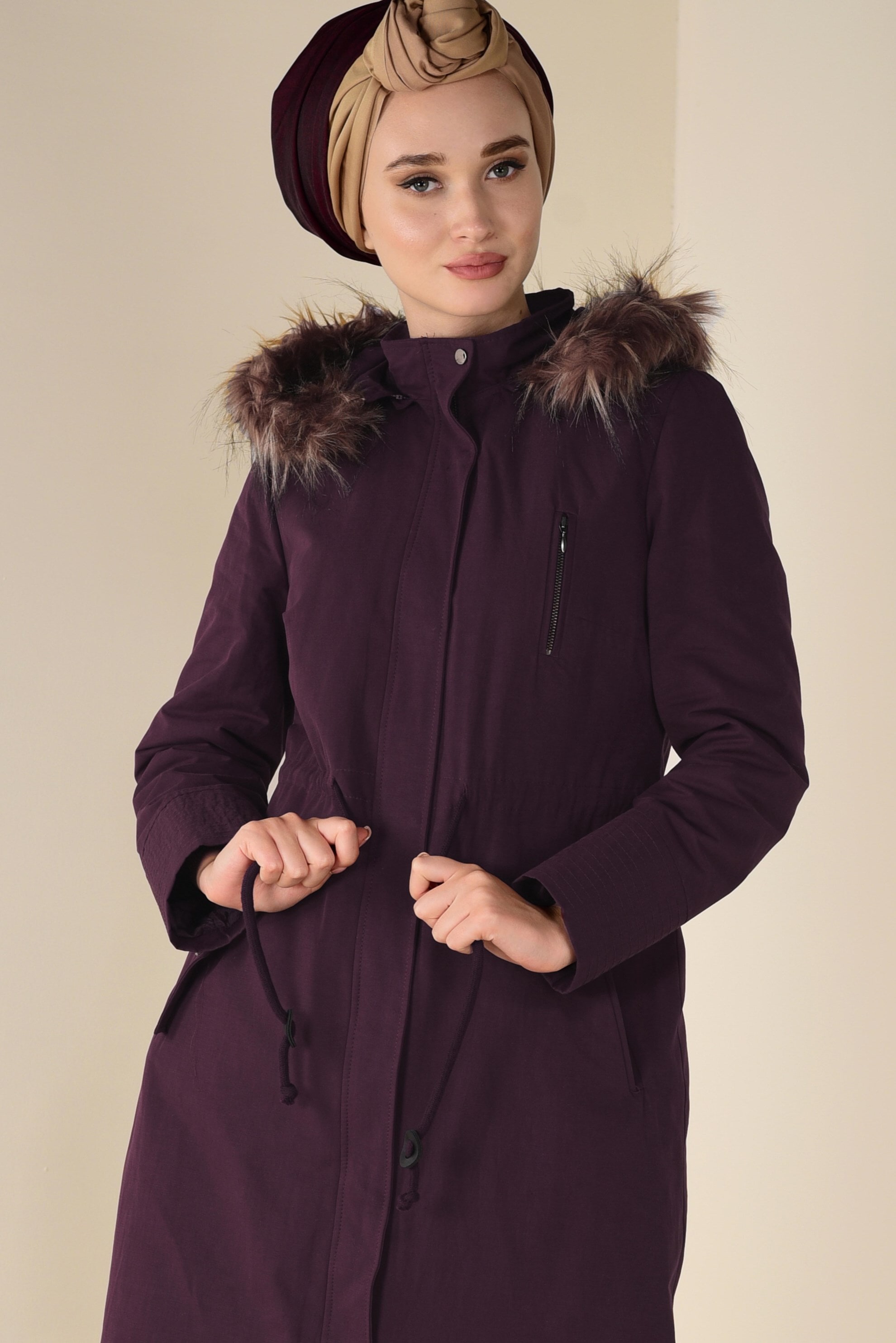 Tesettür giyim BORDO KAPÜŞONU SUNİ KÜRK DETAYLI KABAN 9764 
