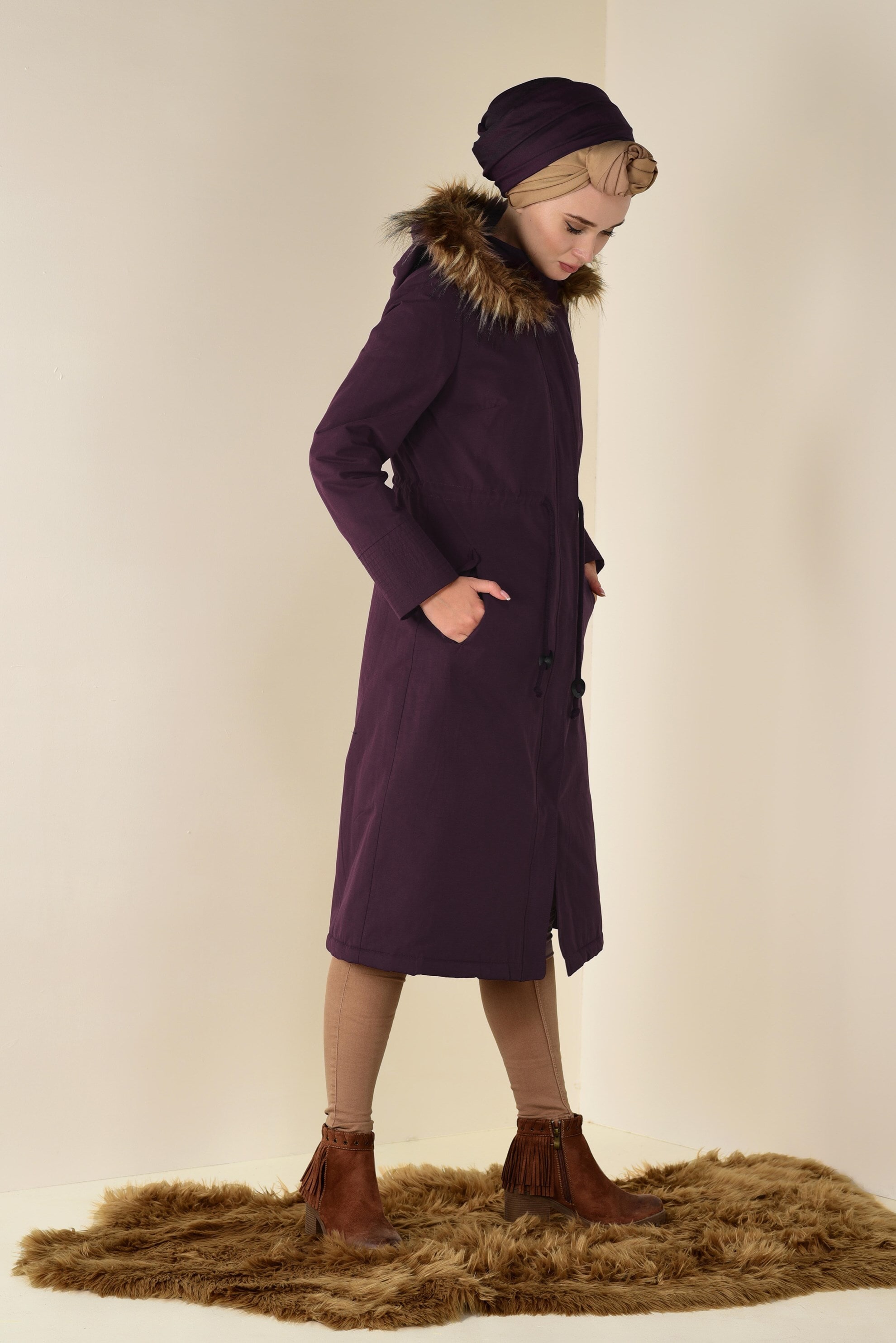 Tesettür giyim BORDO KAPÜŞONU SUNİ KÜRK DETAYLI KABAN 9764 