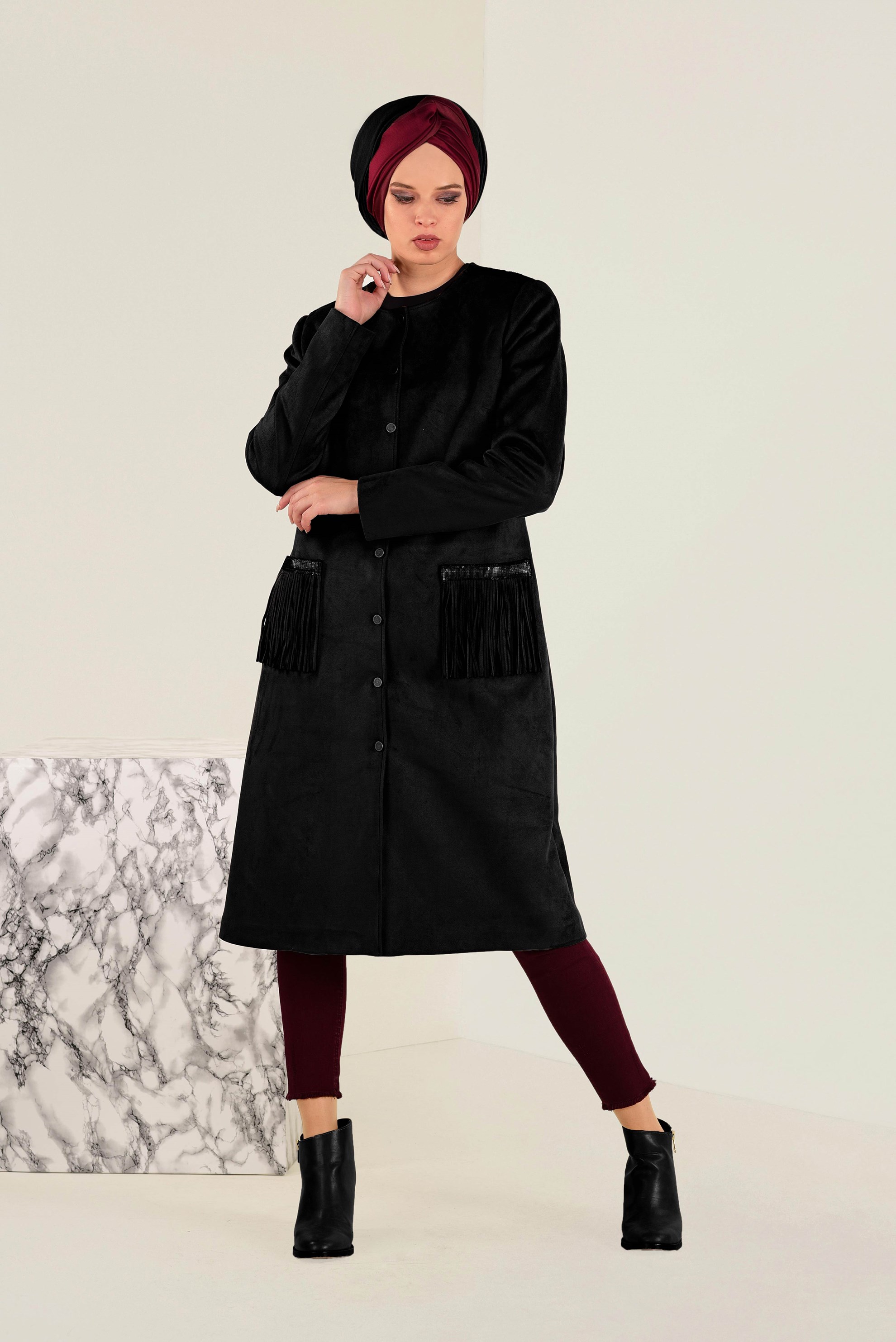 Tesettür giyim SİYAH PÜSKÜL DETAYLI SÜET KABAN 9765