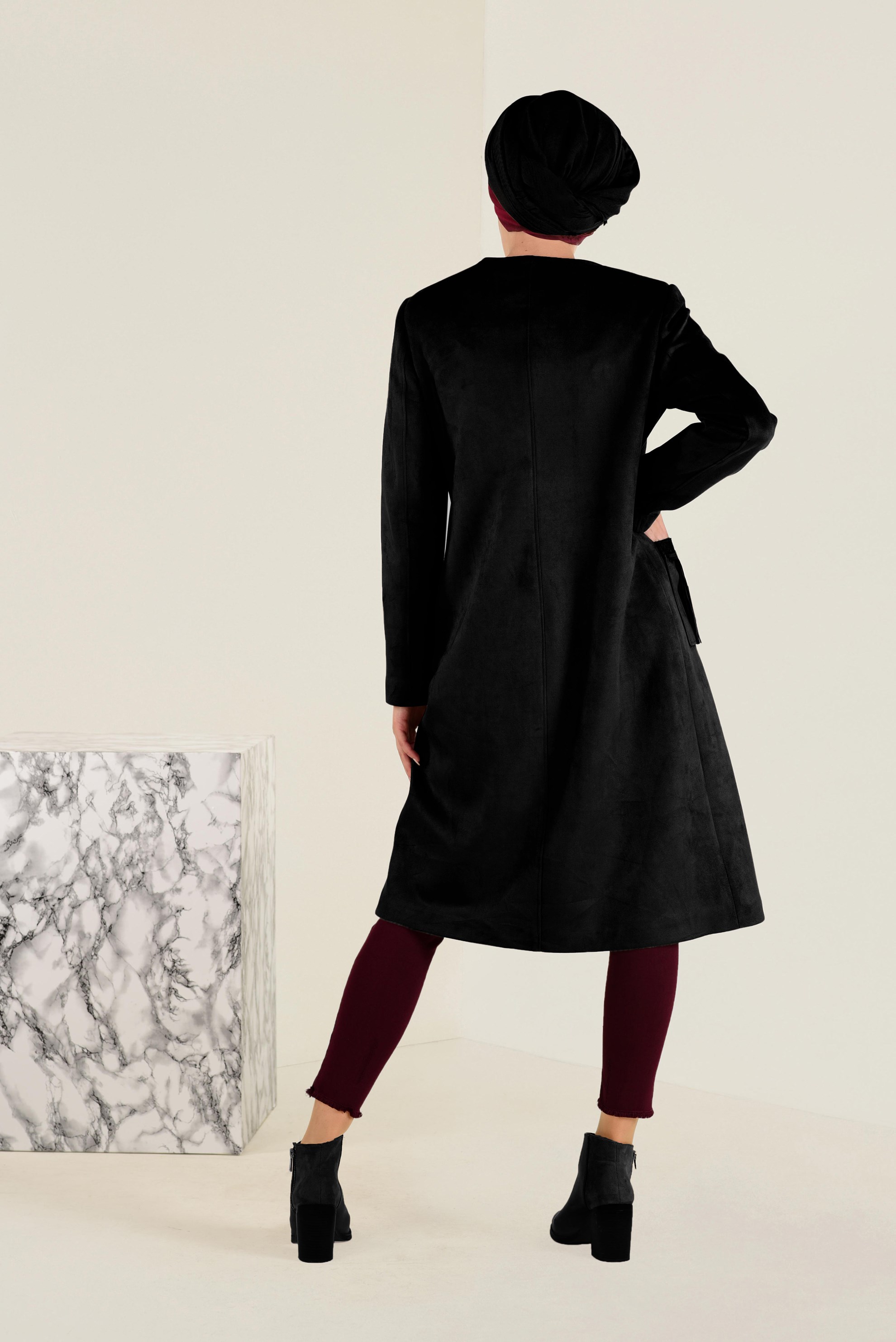 Tesettür giyim SİYAH PÜSKÜL DETAYLI SÜET KABAN 9765