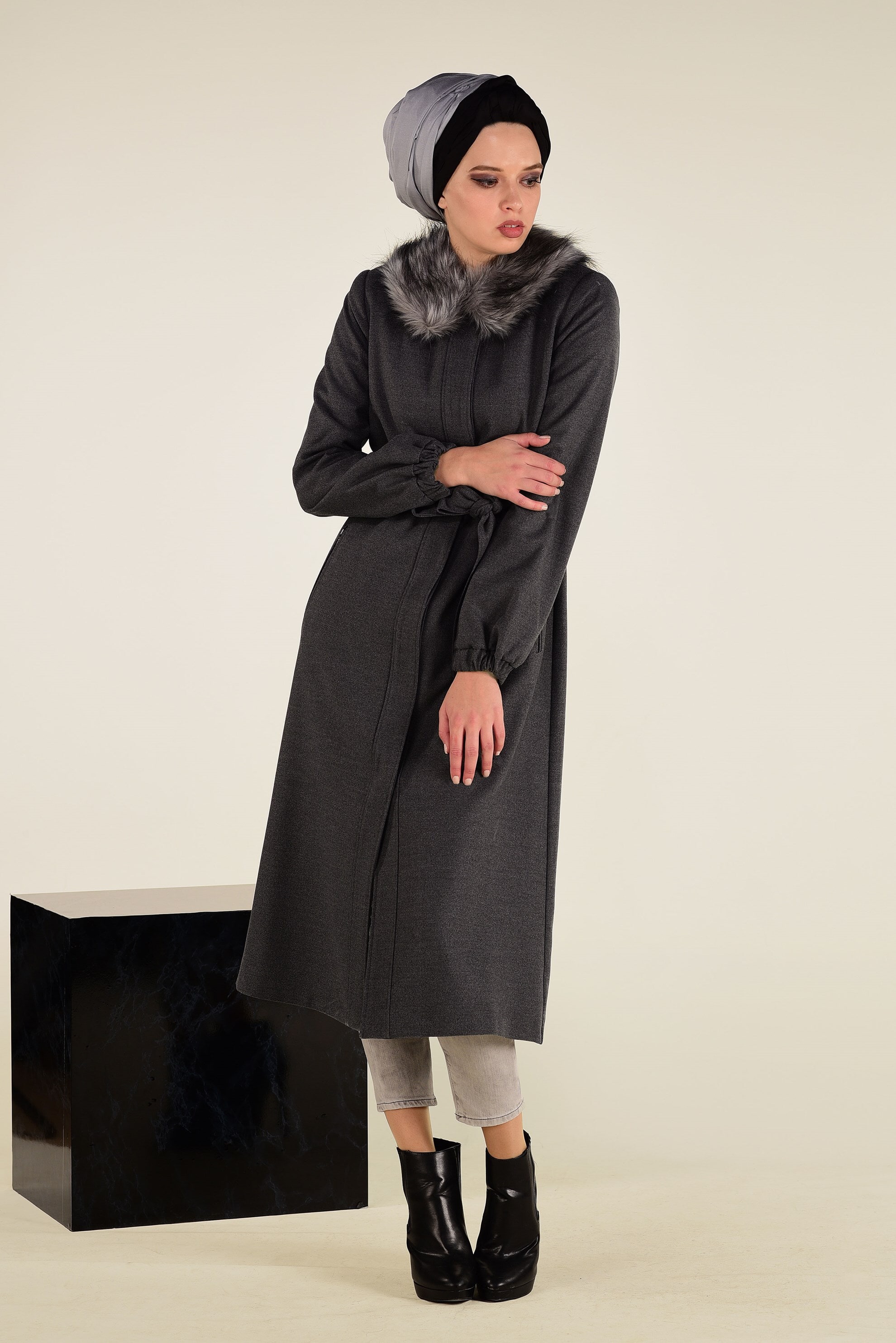 Tesettür giyim GRİ SUNİ KÜRK YAKALI KUŞAKLI KABAN 9768 