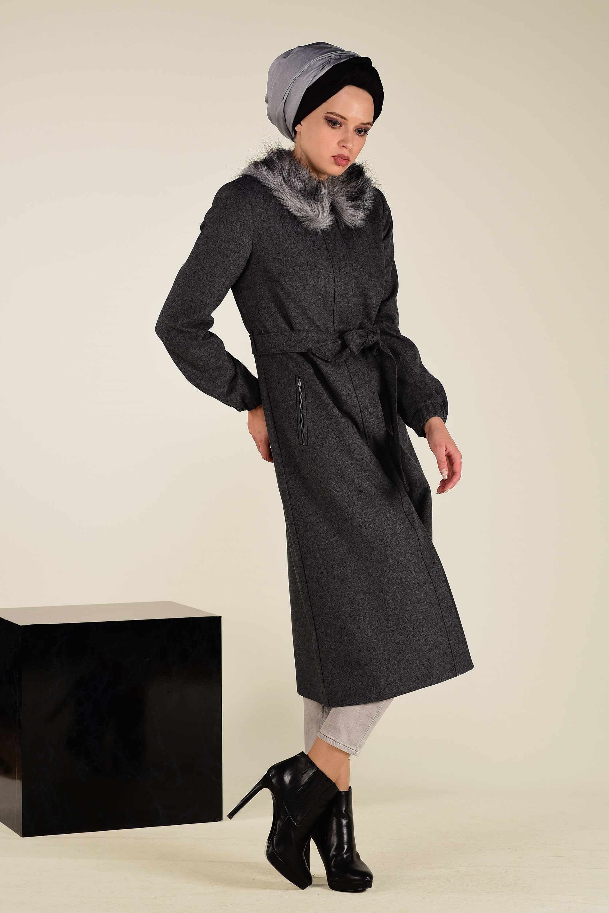 Tesettür giyim GRİ SUNİ KÜRK YAKALI KUŞAKLI KABAN 9768 