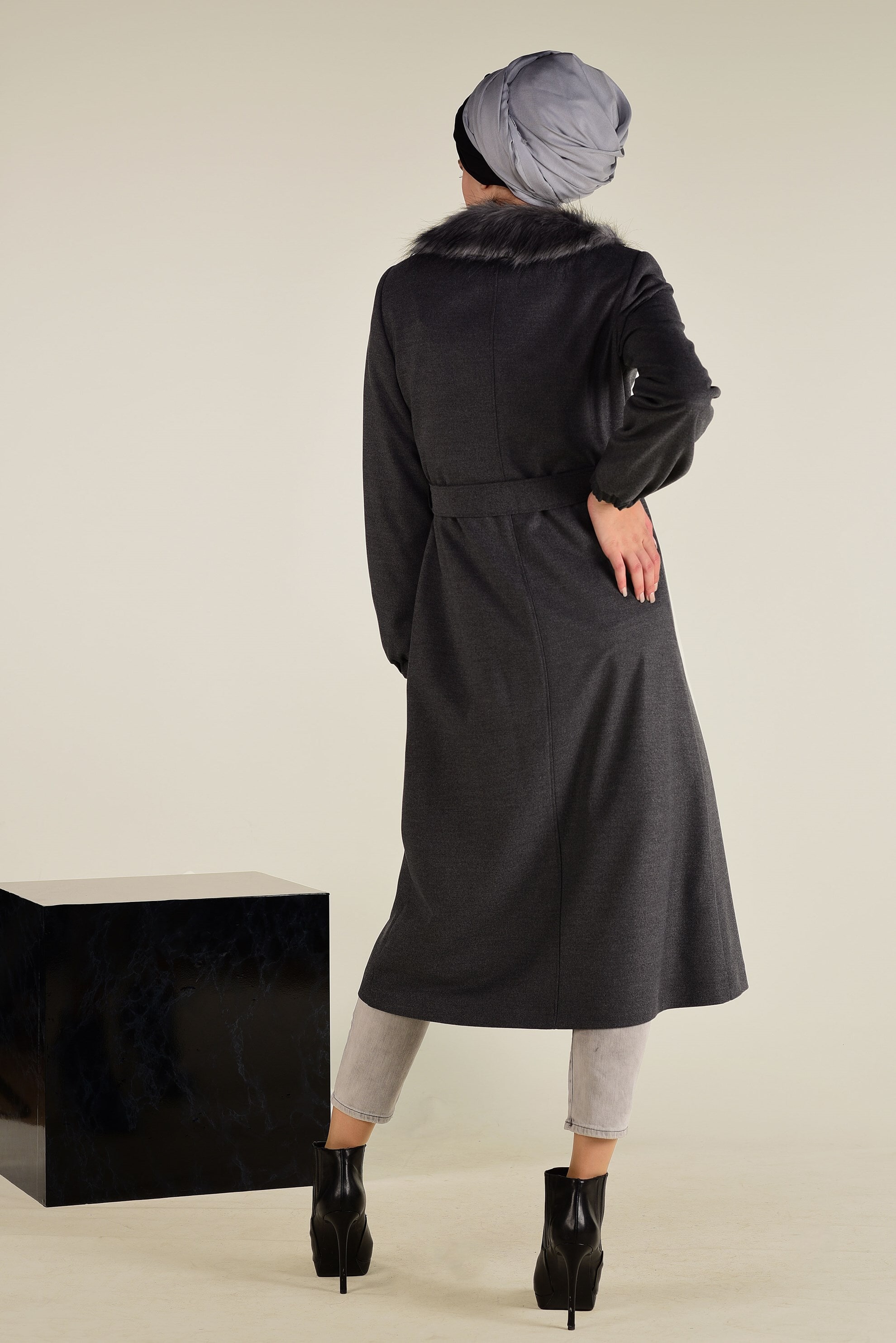 Tesettür giyim GRİ SUNİ KÜRK YAKALI KUŞAKLI KABAN 9768 