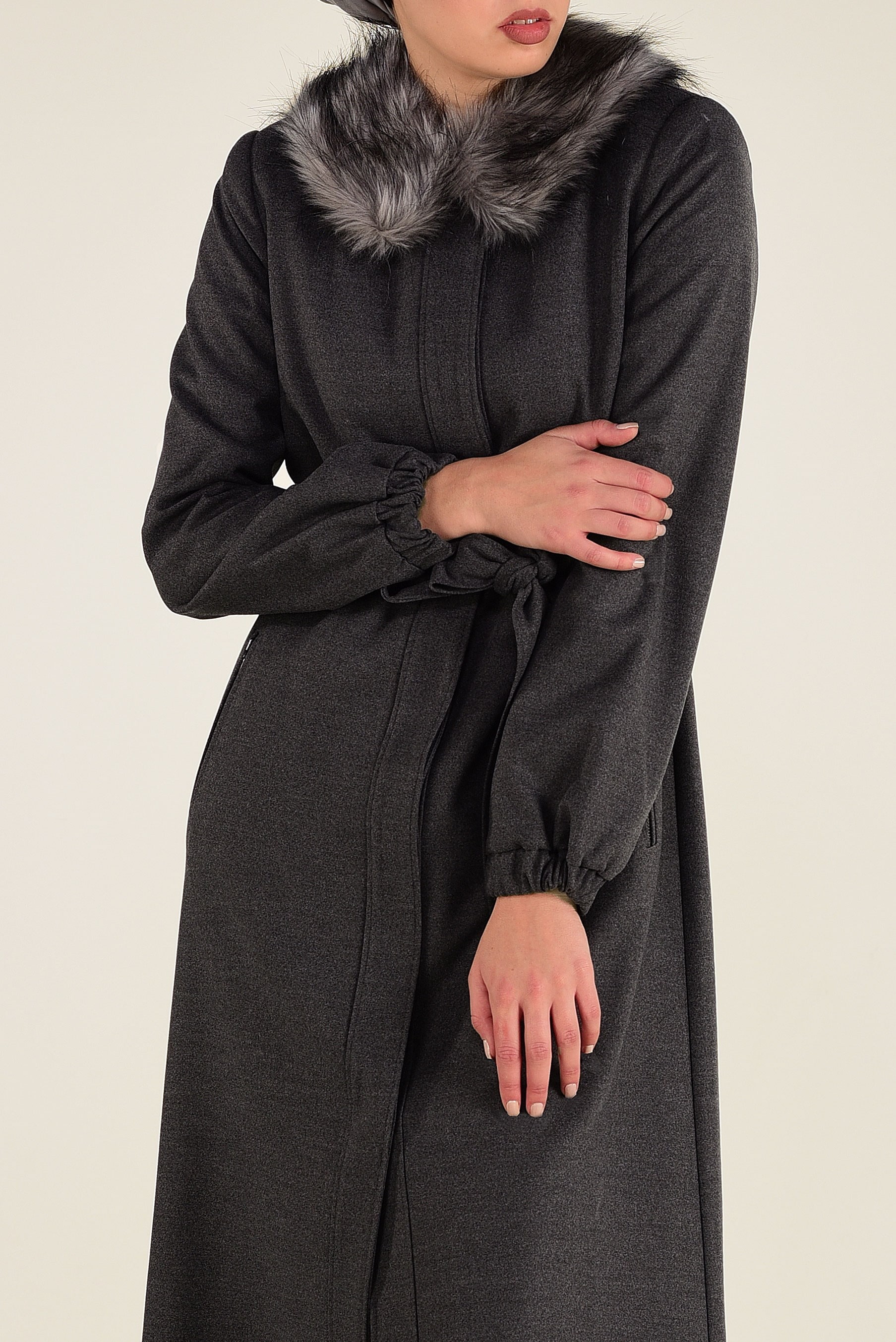 Tesettür giyim GRİ SUNİ KÜRK YAKALI KUŞAKLI KABAN 9768 