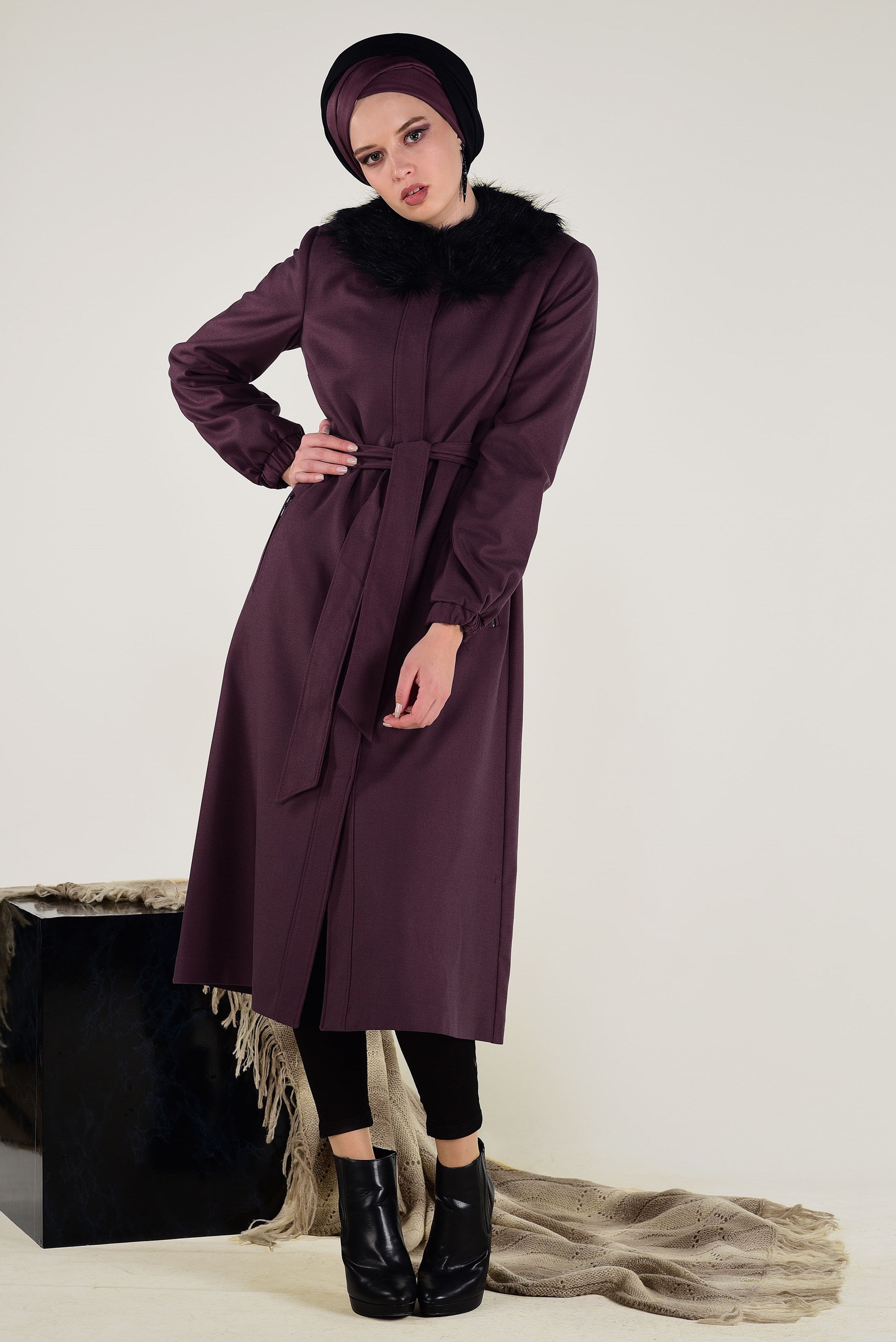 Tesettür giyim BORDO SUNİ KÜRK YAKALI KUŞAKLI KABAN 9768 