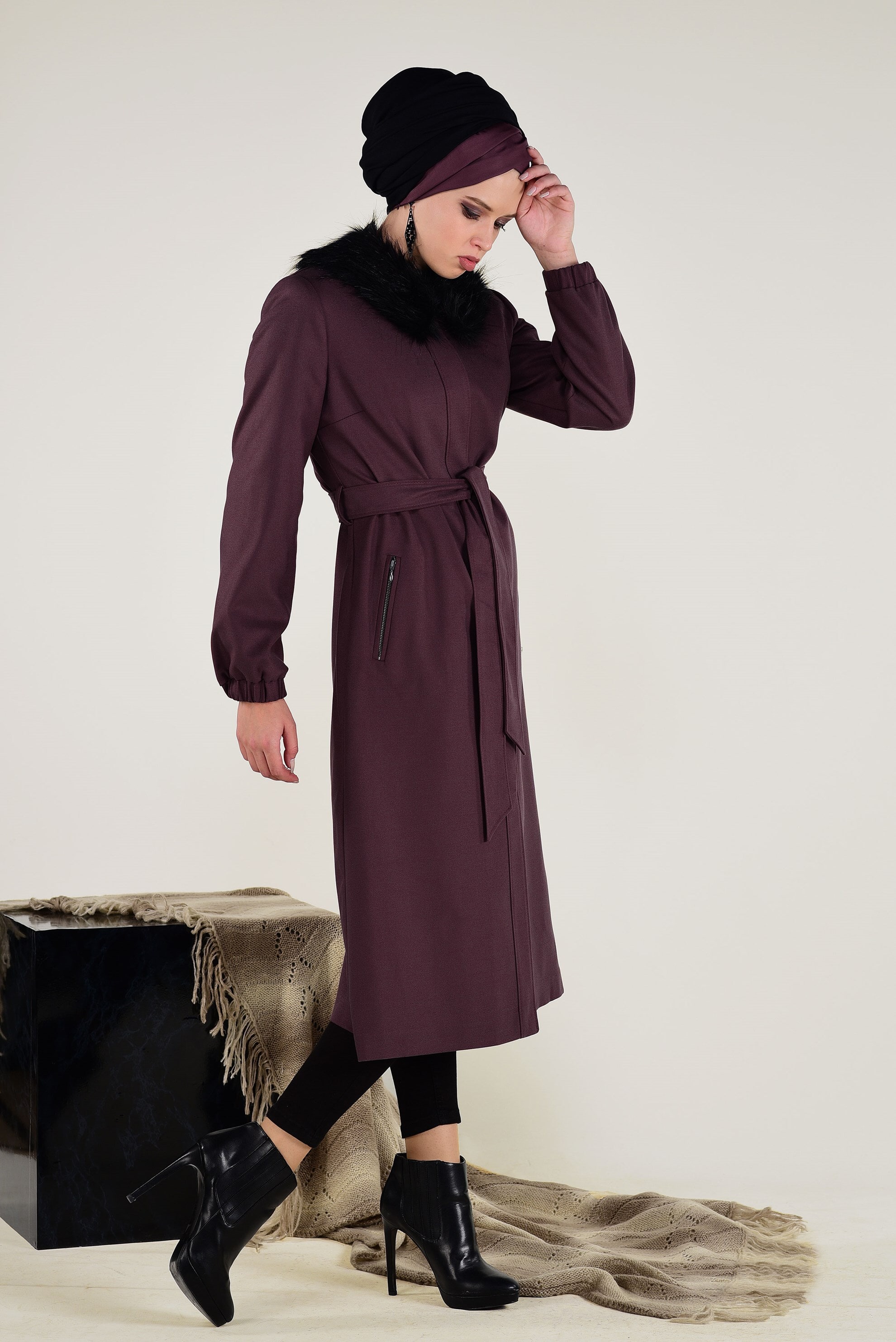 Tesettür giyim BORDO SUNİ KÜRK YAKALI KUŞAKLI KABAN 9768 