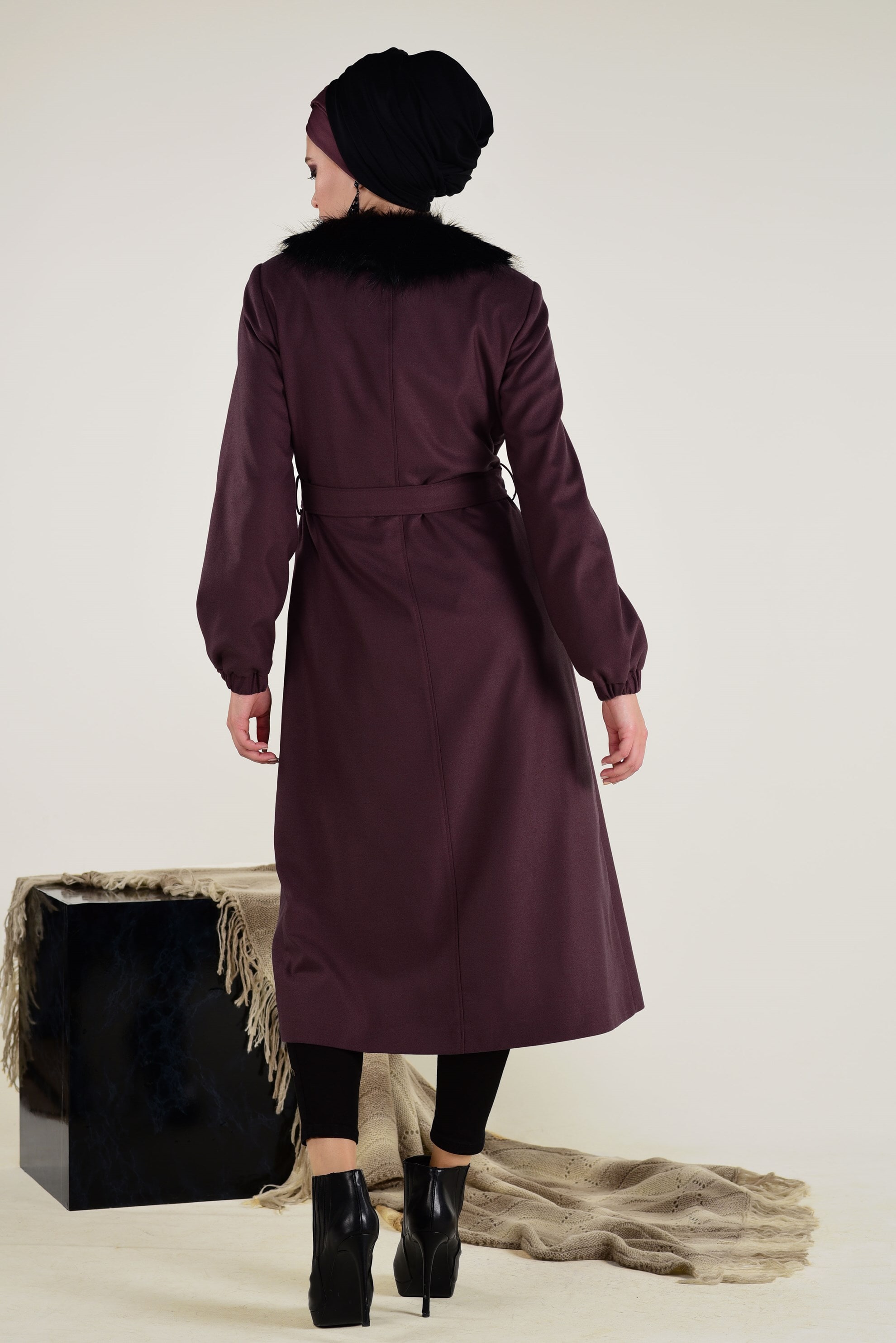 Tesettür giyim BORDO SUNİ KÜRK YAKALI KUŞAKLI KABAN 9768 