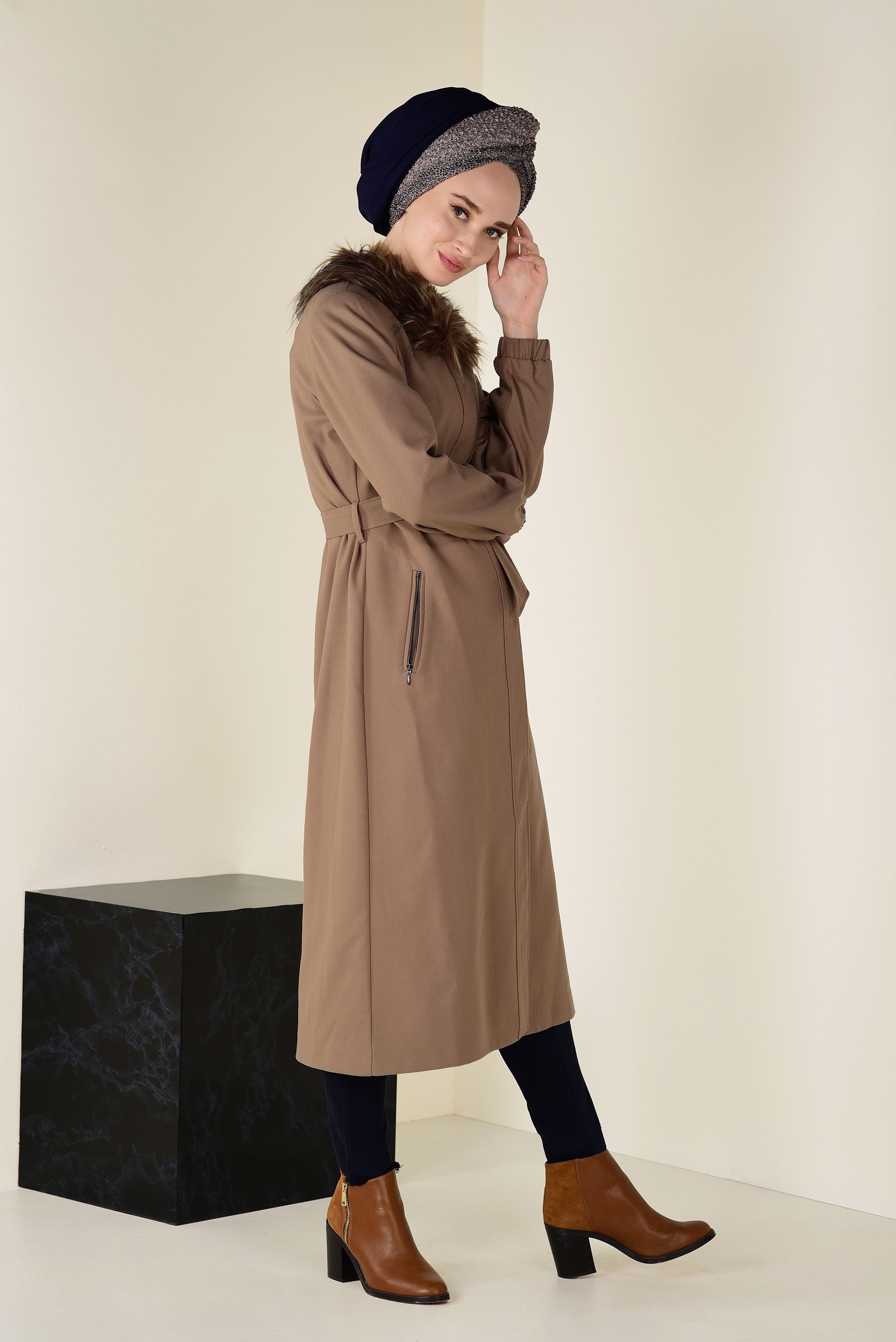 Tesettür giyim BEJ SUNİ KÜRK YAKALI KUŞAKLI KABAN 9768 