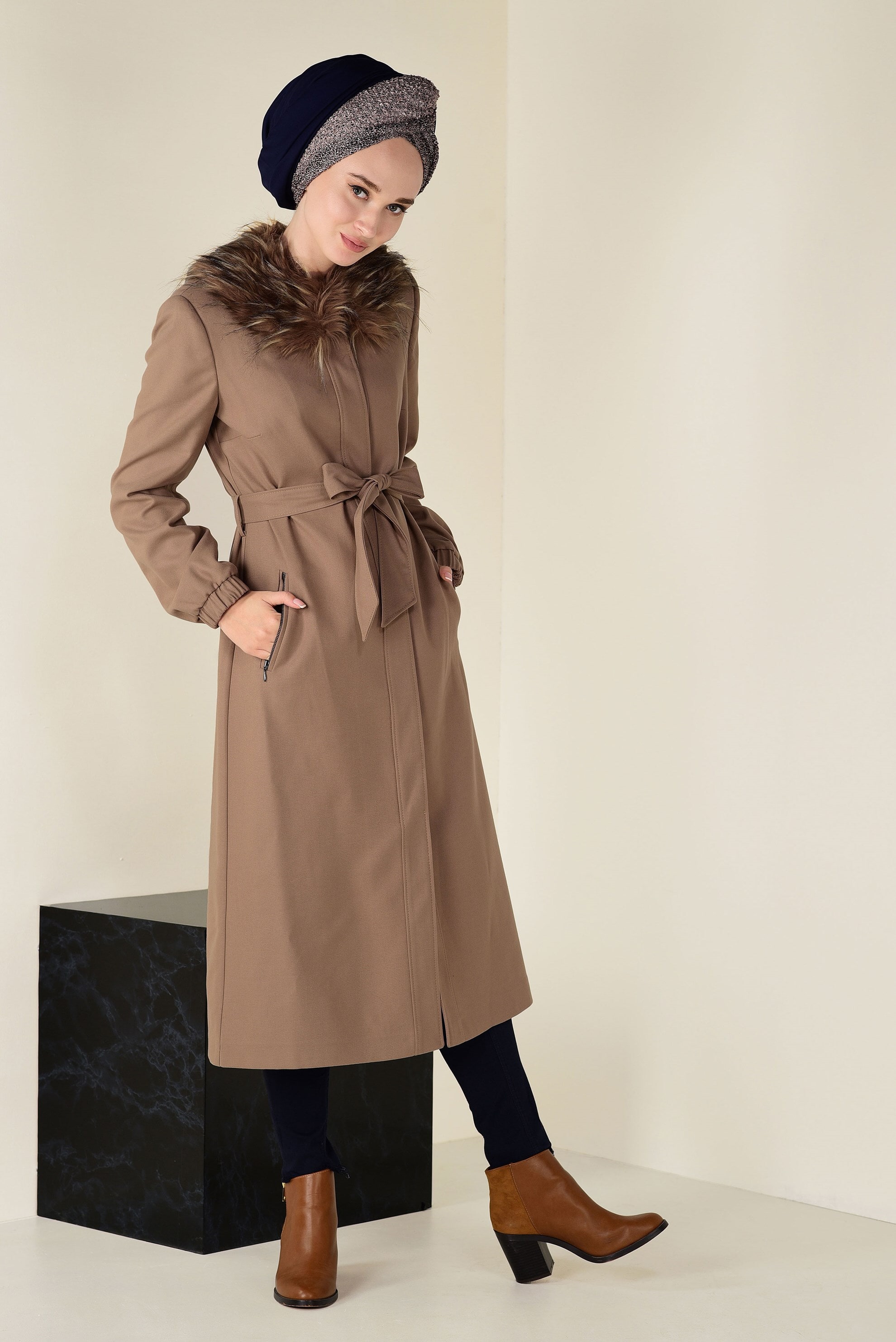 Tesettür giyim BEJ SUNİ KÜRK YAKALI KUŞAKLI KABAN 9768 