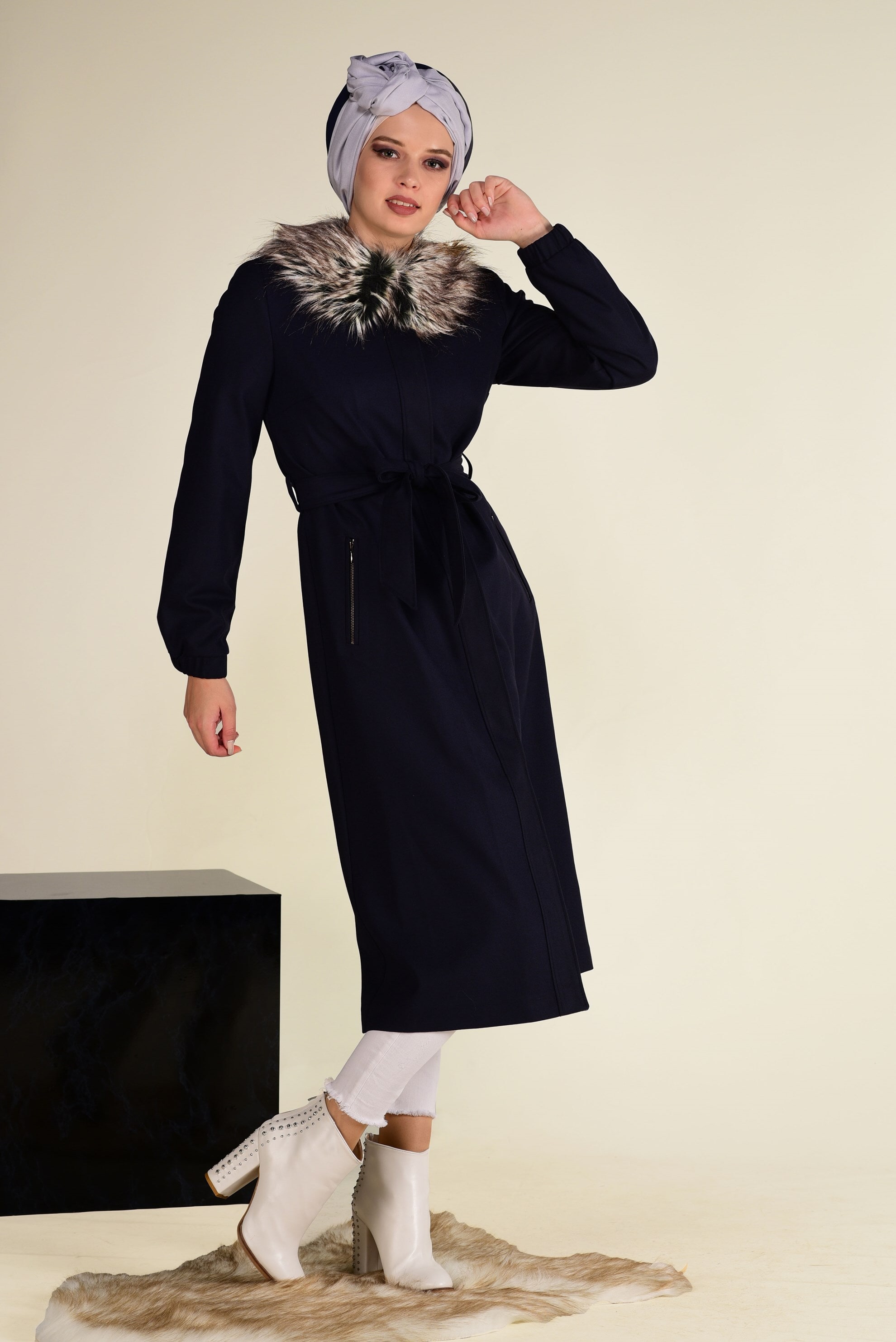 Tesettür giyim LACİVERT SUNİ KÜRK YAKALI KUŞAKLI KABAN 9768 