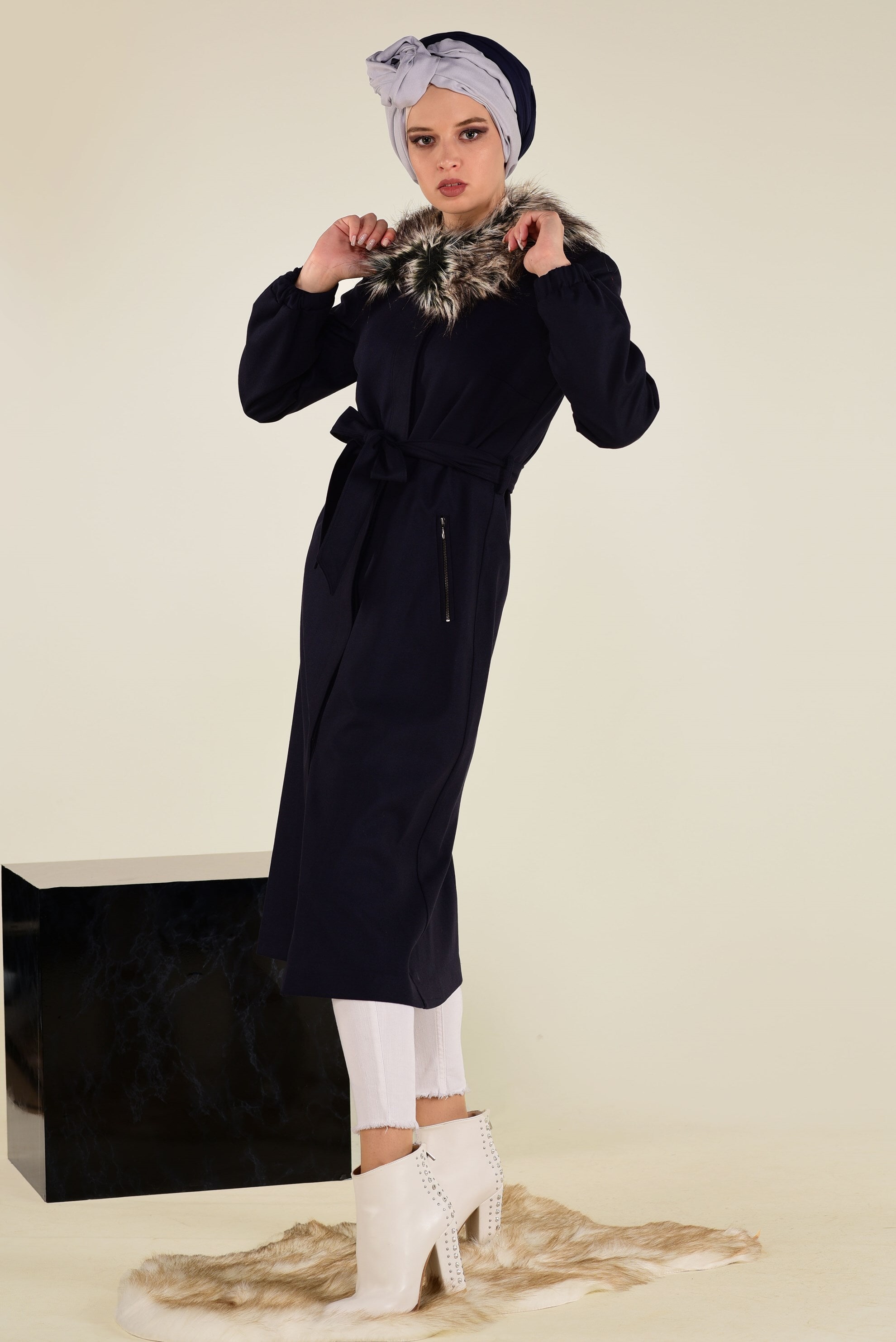 Tesettür giyim LACİVERT SUNİ KÜRK YAKALI KUŞAKLI KABAN 9768 