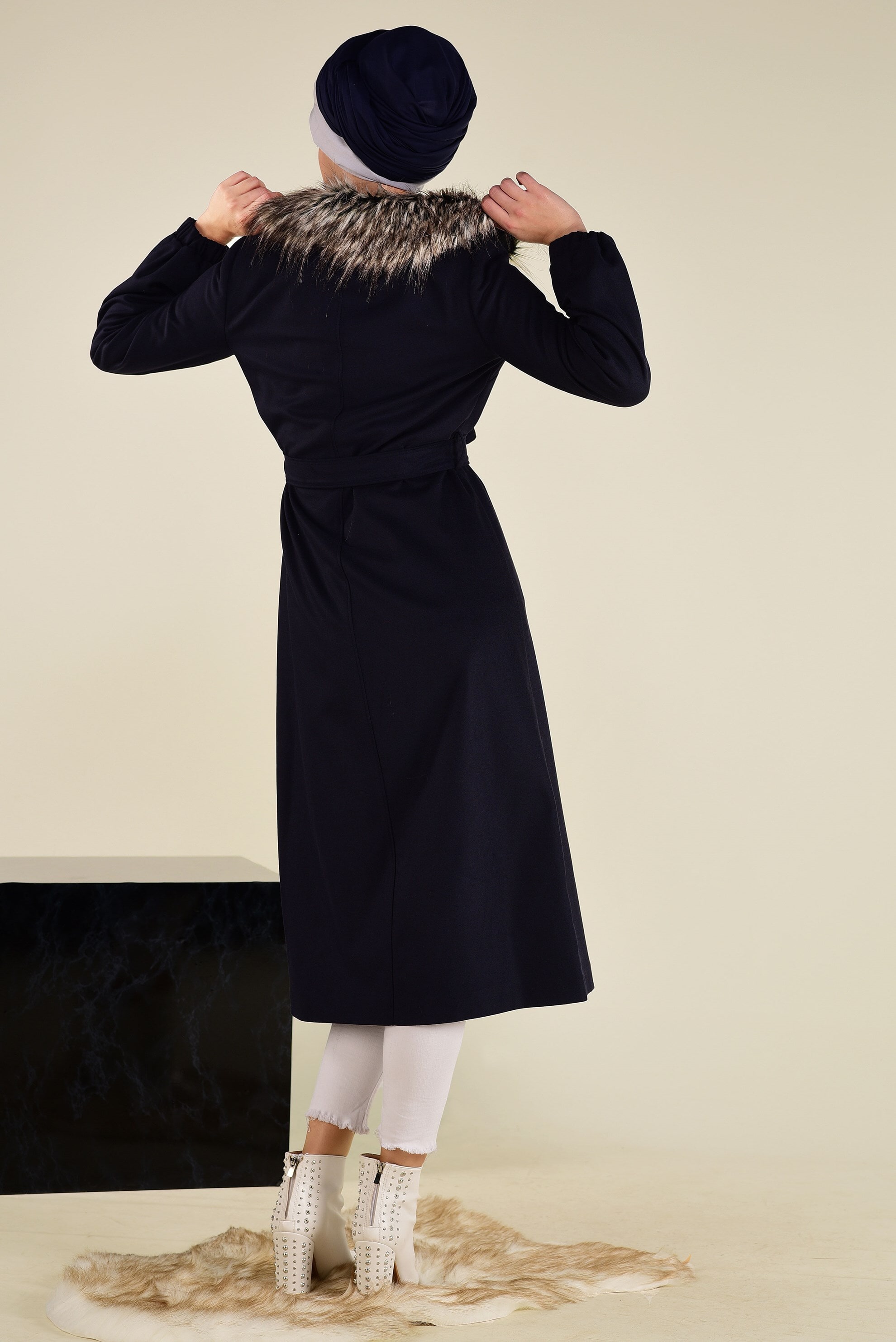 Tesettür giyim LACİVERT SUNİ KÜRK YAKALI KUŞAKLI KABAN 9768 