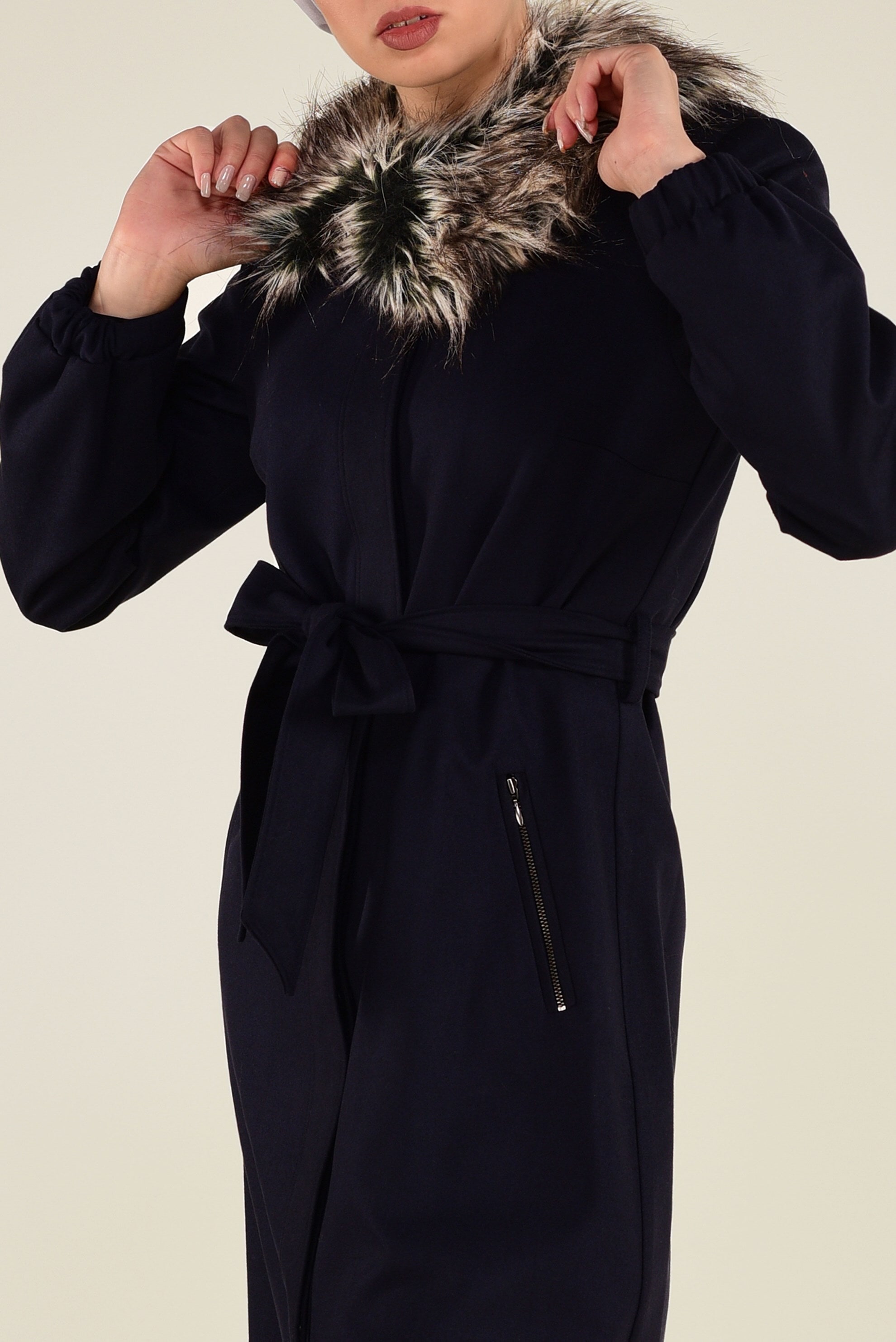 Tesettür giyim LACİVERT SUNİ KÜRK YAKALI KUŞAKLI KABAN 9768 