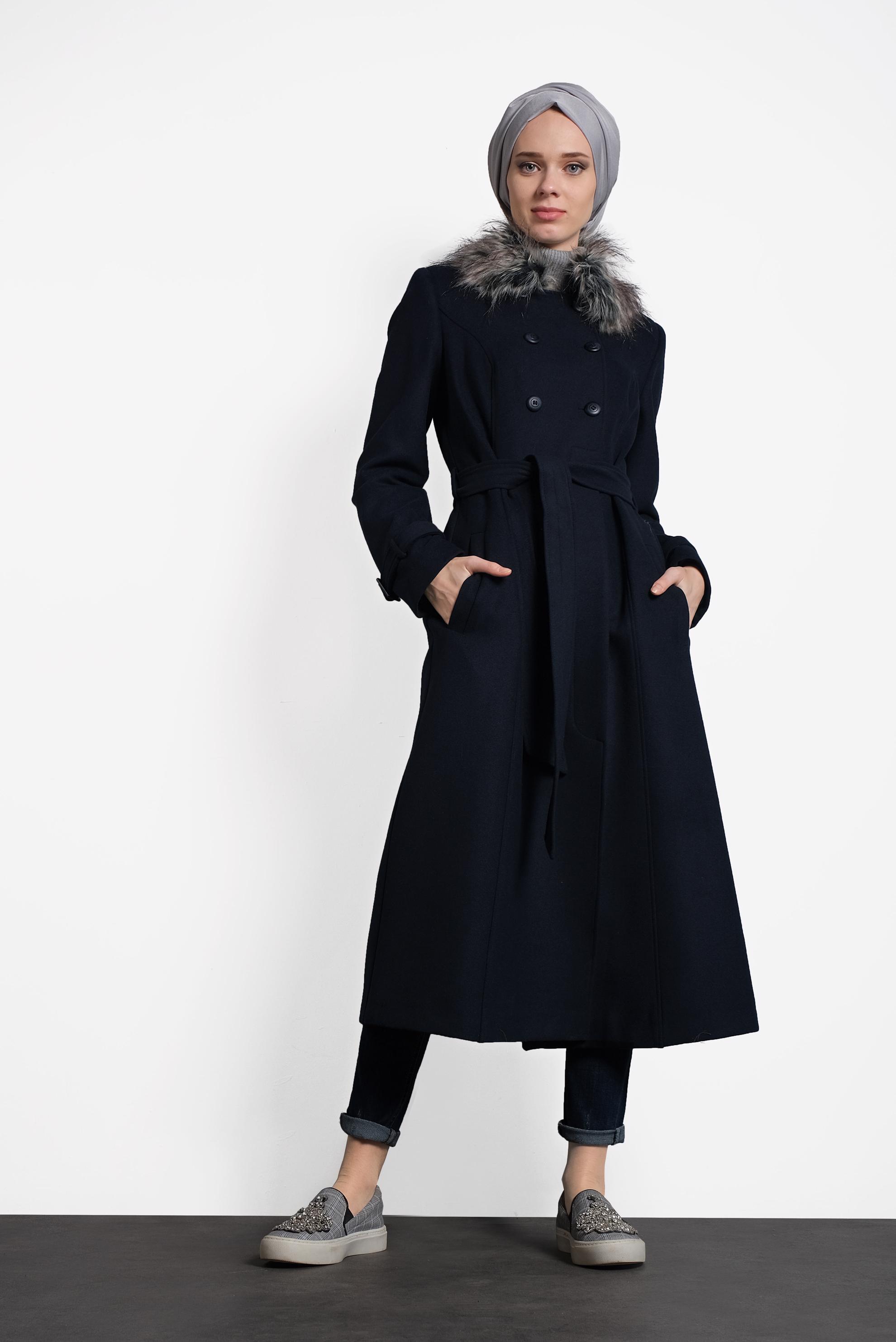 Tesettür giyim LACİVERT YAKASI KÜRKLÜ BİLEKLERİ KEMER DETAYLI KABAN 9783 