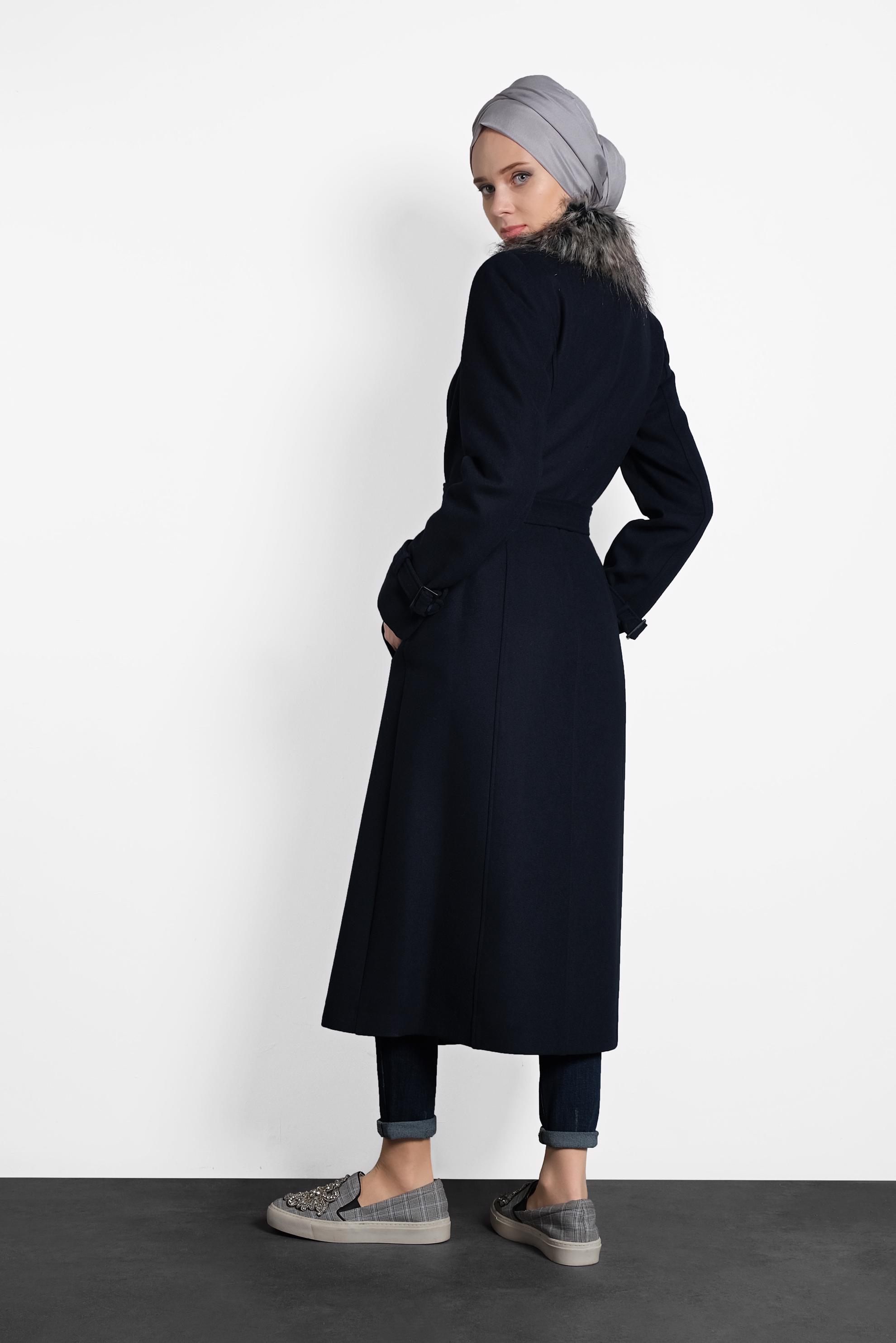 Tesettür giyim LACİVERT YAKASI KÜRKLÜ BİLEKLERİ KEMER DETAYLI KABAN 9783 