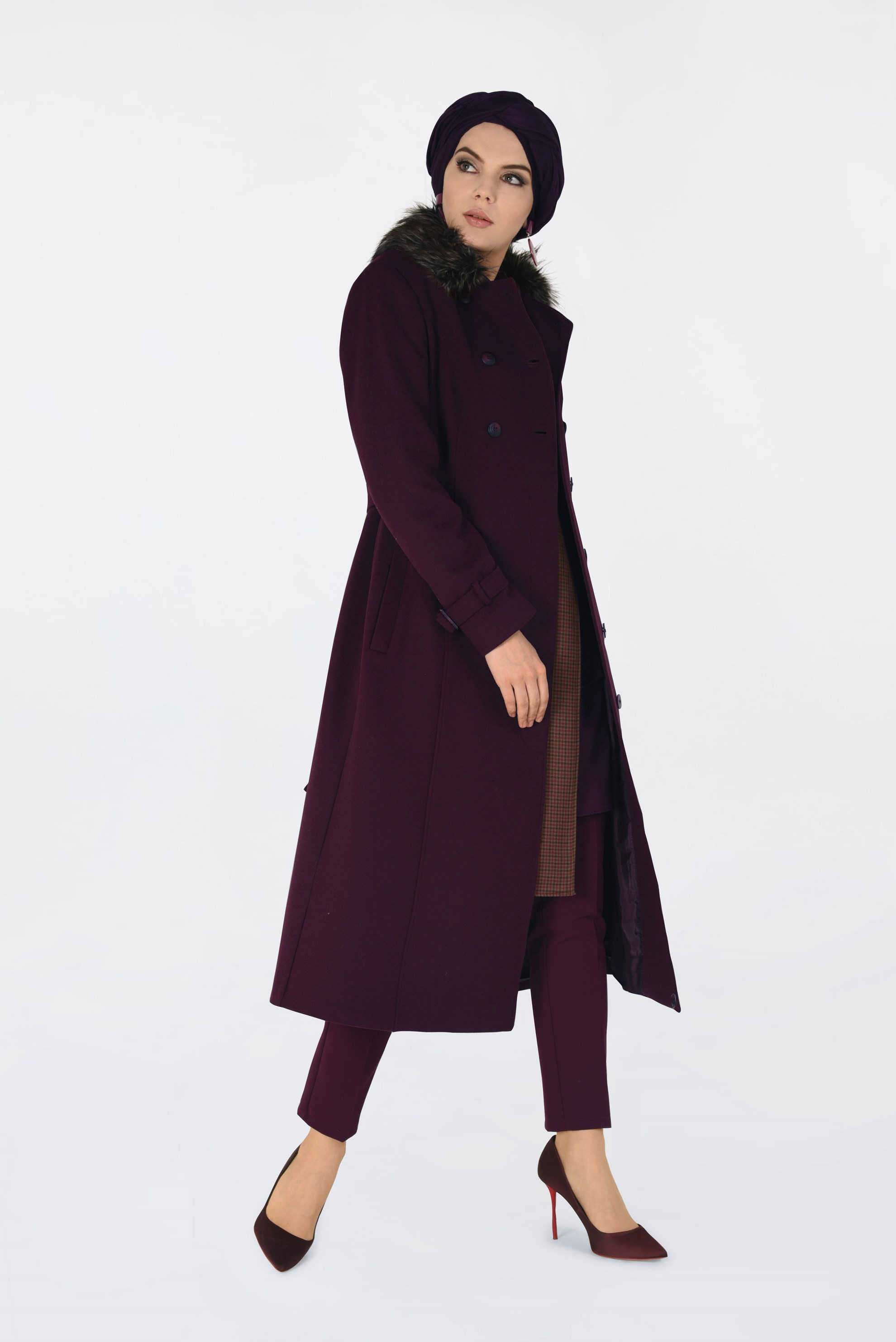 Tesettür giyim BORDO YAKASI KÜRKLÜ BİLEKLERİ KEMER DETAYLI KABAN 9783 