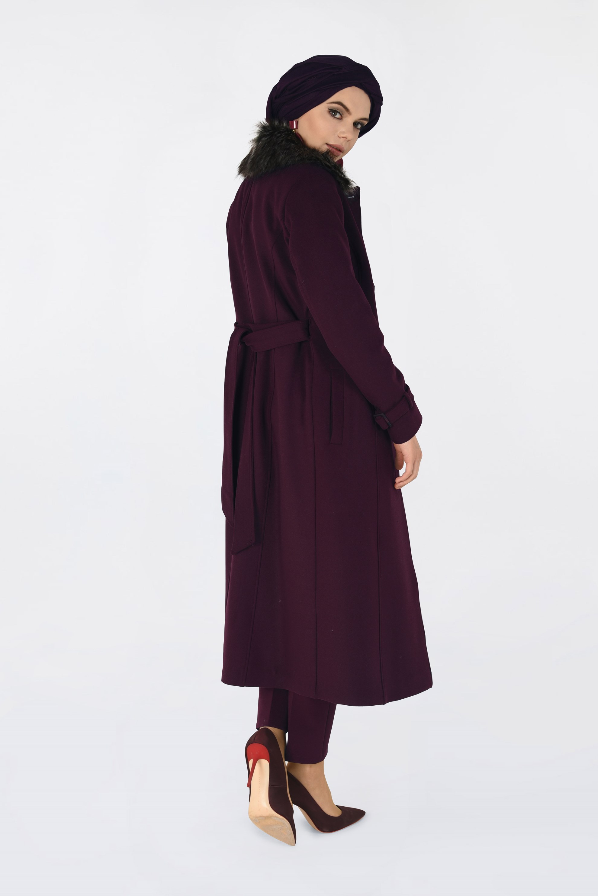 Tesettür giyim BORDO YAKASI KÜRKLÜ BİLEKLERİ KEMER DETAYLI KABAN 9783 