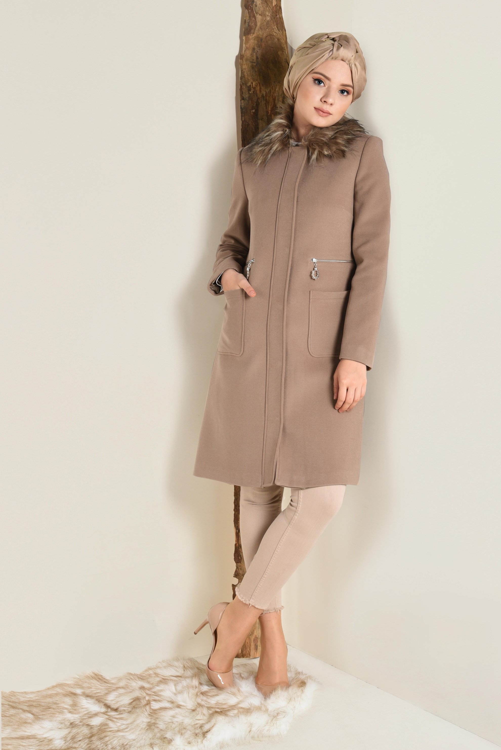 Tesettür giyim KAHVE YAKASI SUNİ KÜRK DETAYLI KAŞE KABAN 9785 