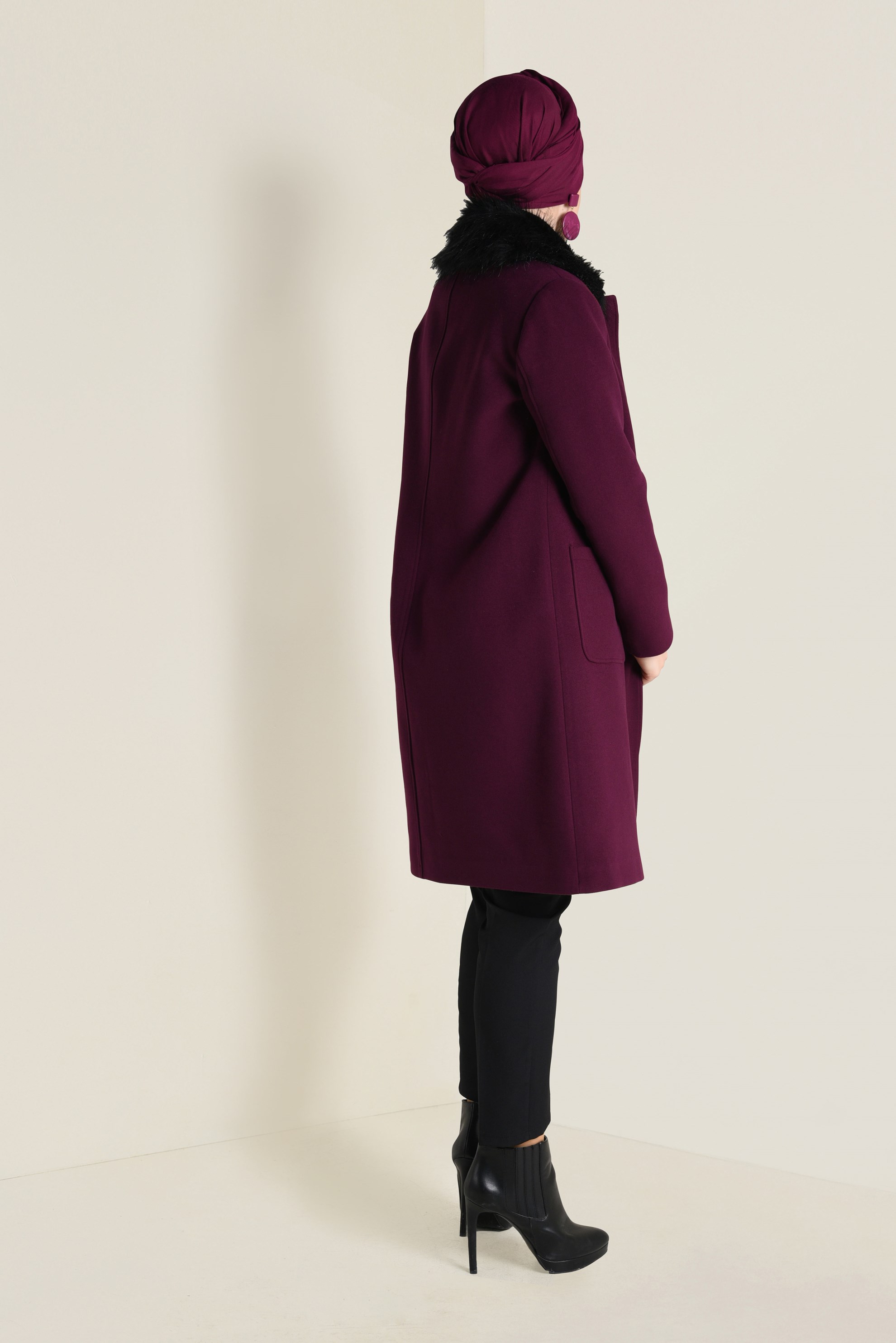 Tesettür giyim MÜRDÜM YAKASI SUNİ KÜRK DETAYLI KAŞE KABAN 9785 