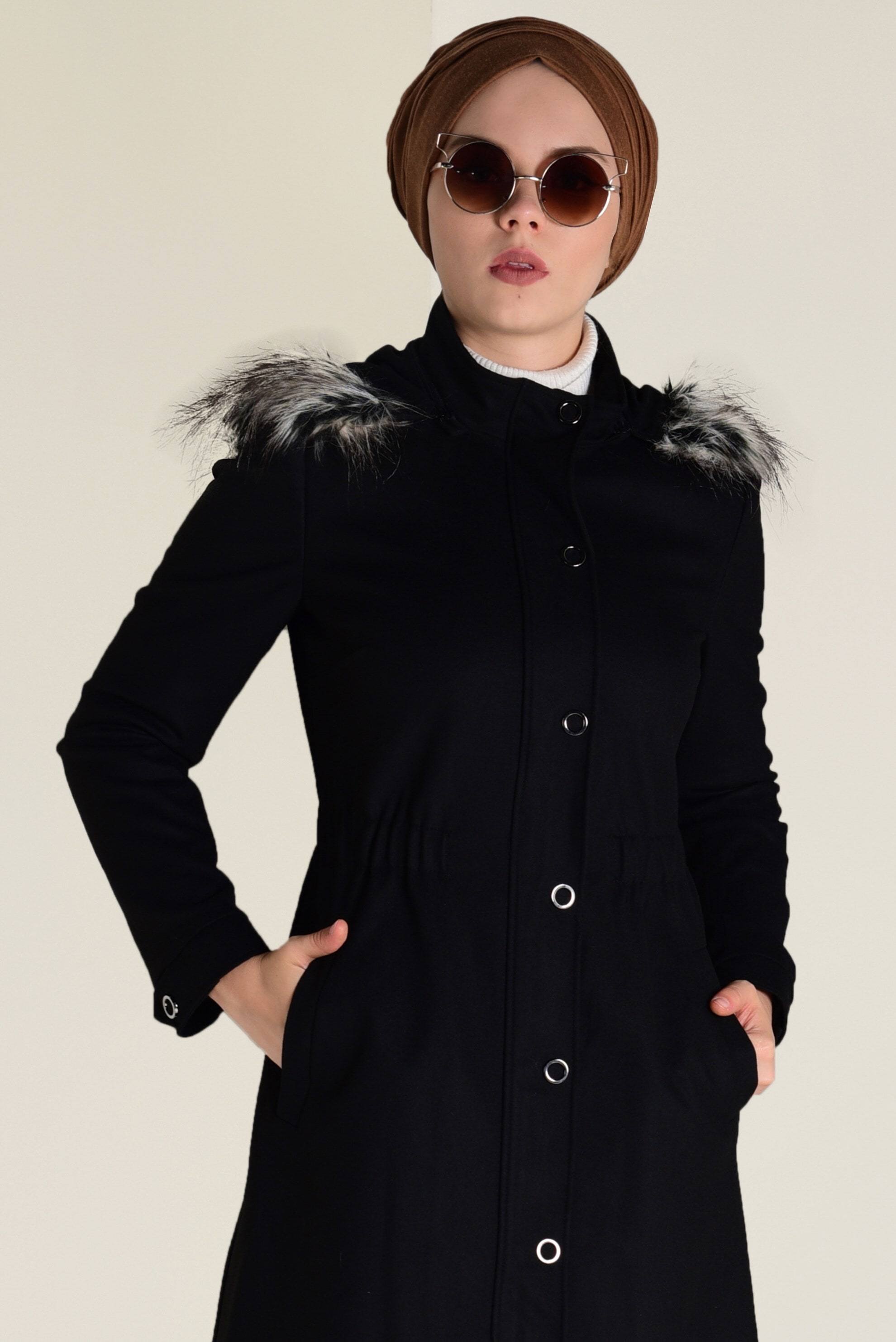 Tesettür giyim SİYAH KAPÜŞONU SUNİ KÜRK DETAYLI KABAN 9787 