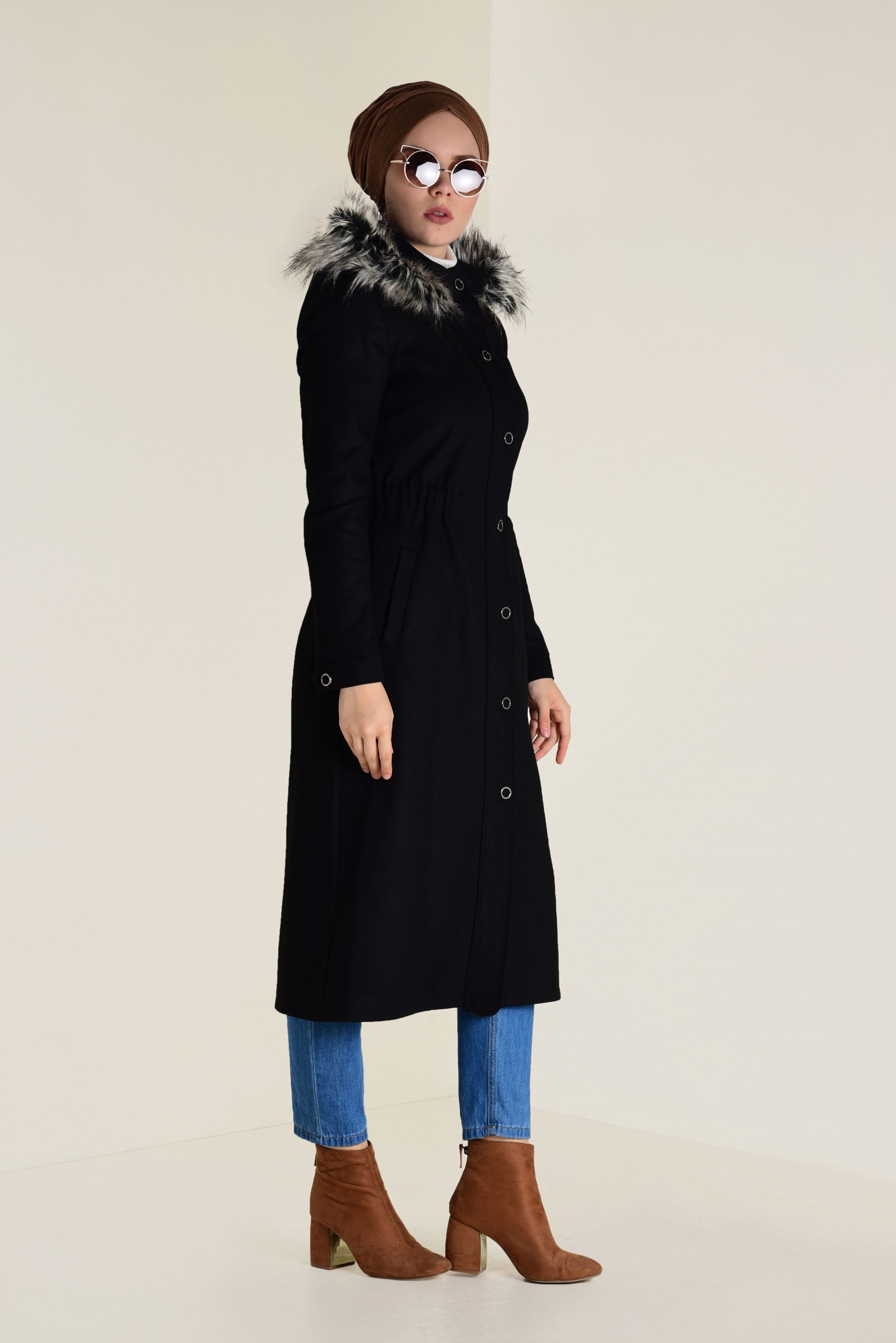 Tesettür giyim SİYAH KAPÜŞONU SUNİ KÜRK DETAYLI KABAN 9787 