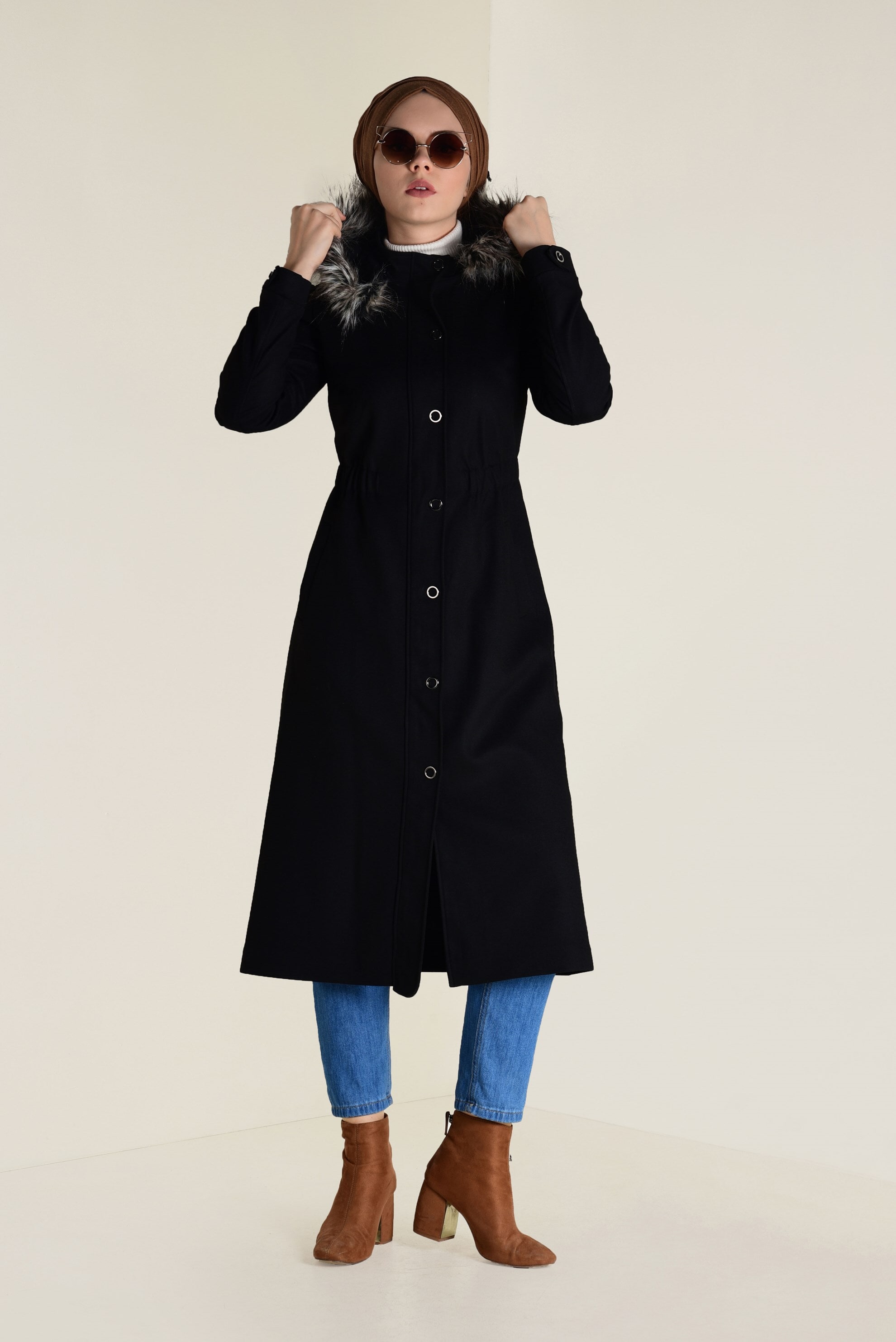 Tesettür giyim SİYAH KAPÜŞONU SUNİ KÜRK DETAYLI KABAN 9787 