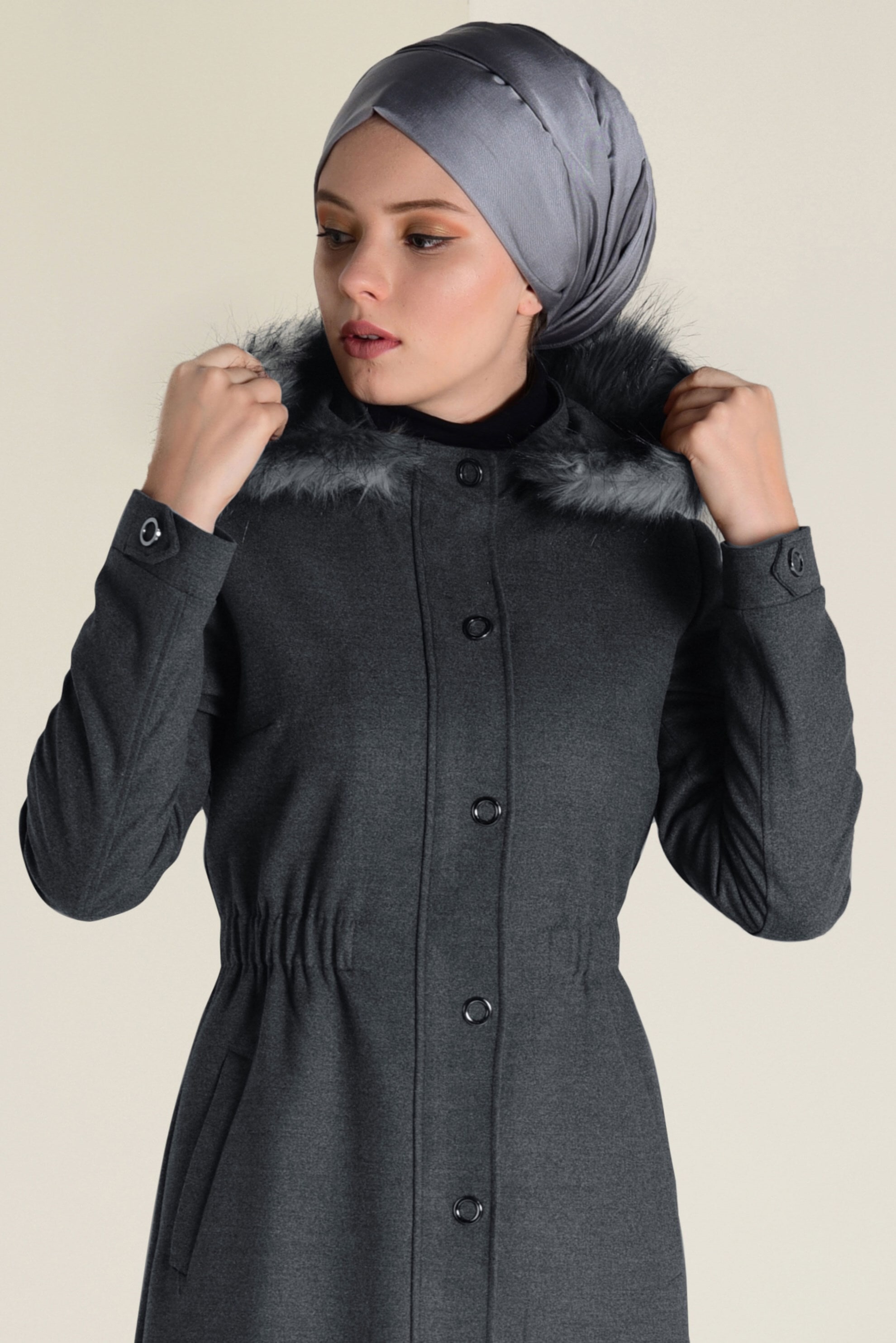 Tesettür giyim GRİ KAPÜŞONU SUNİ KÜRK DETAYLI KABAN 9787 