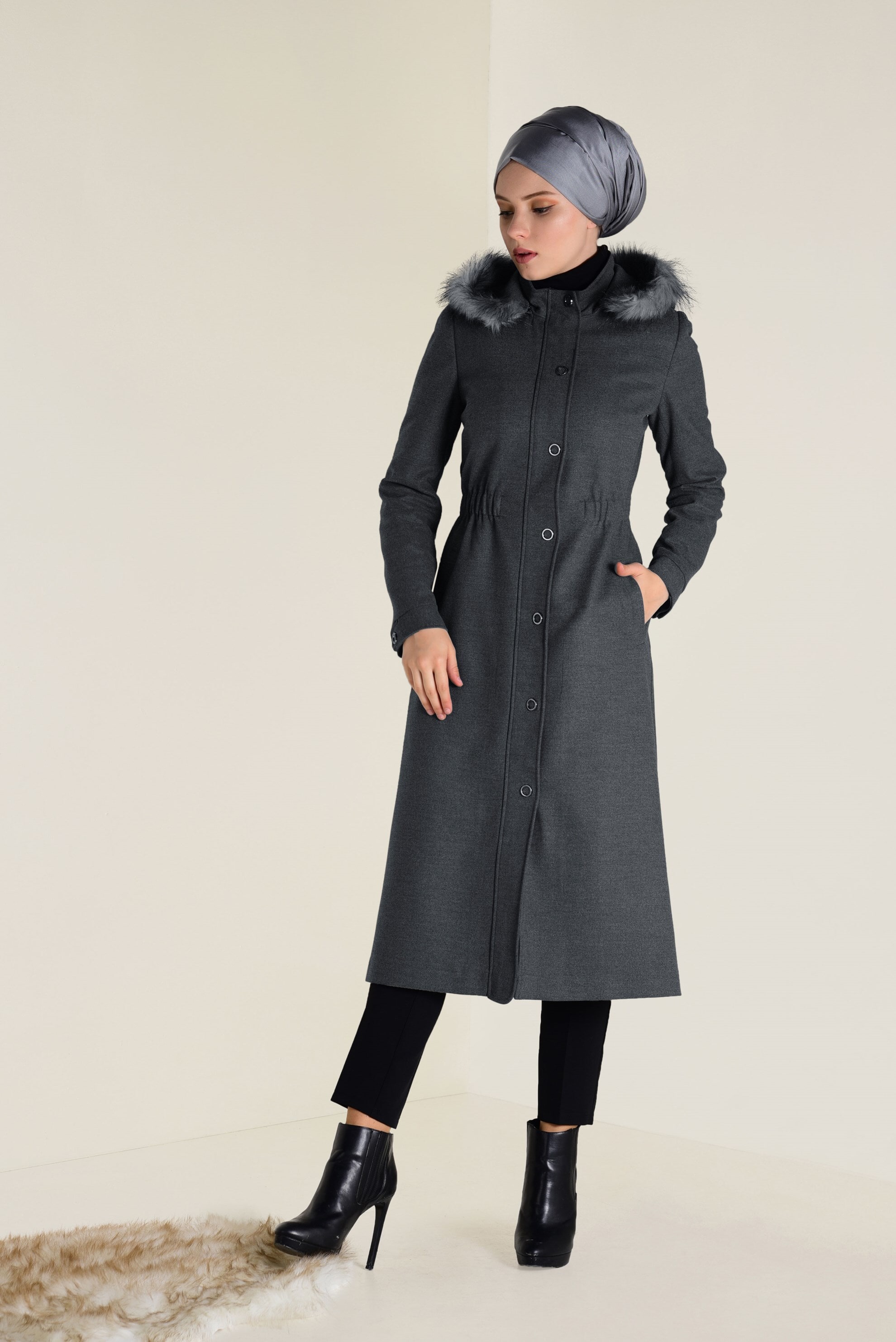 Tesettür giyim GRİ KAPÜŞONU SUNİ KÜRK DETAYLI KABAN 9787 