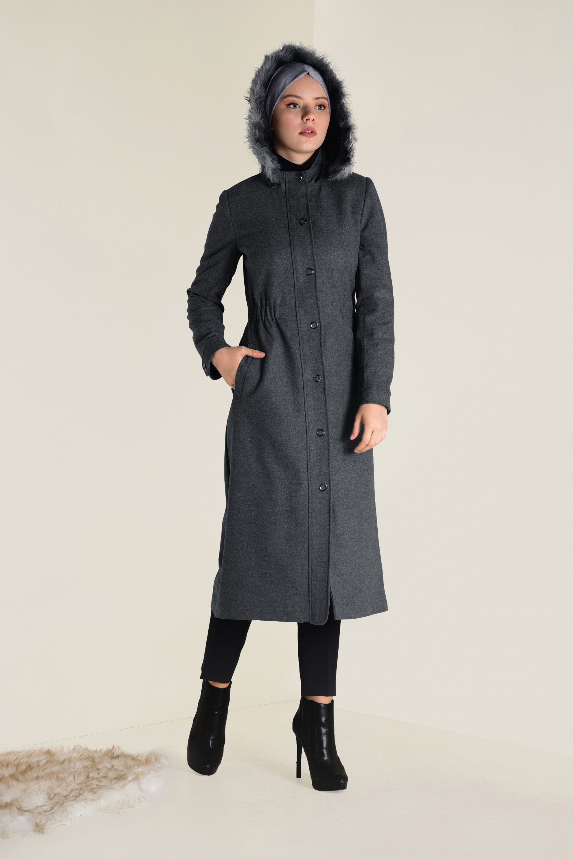 Tesettür giyim GRİ KAPÜŞONU SUNİ KÜRK DETAYLI KABAN 9787 