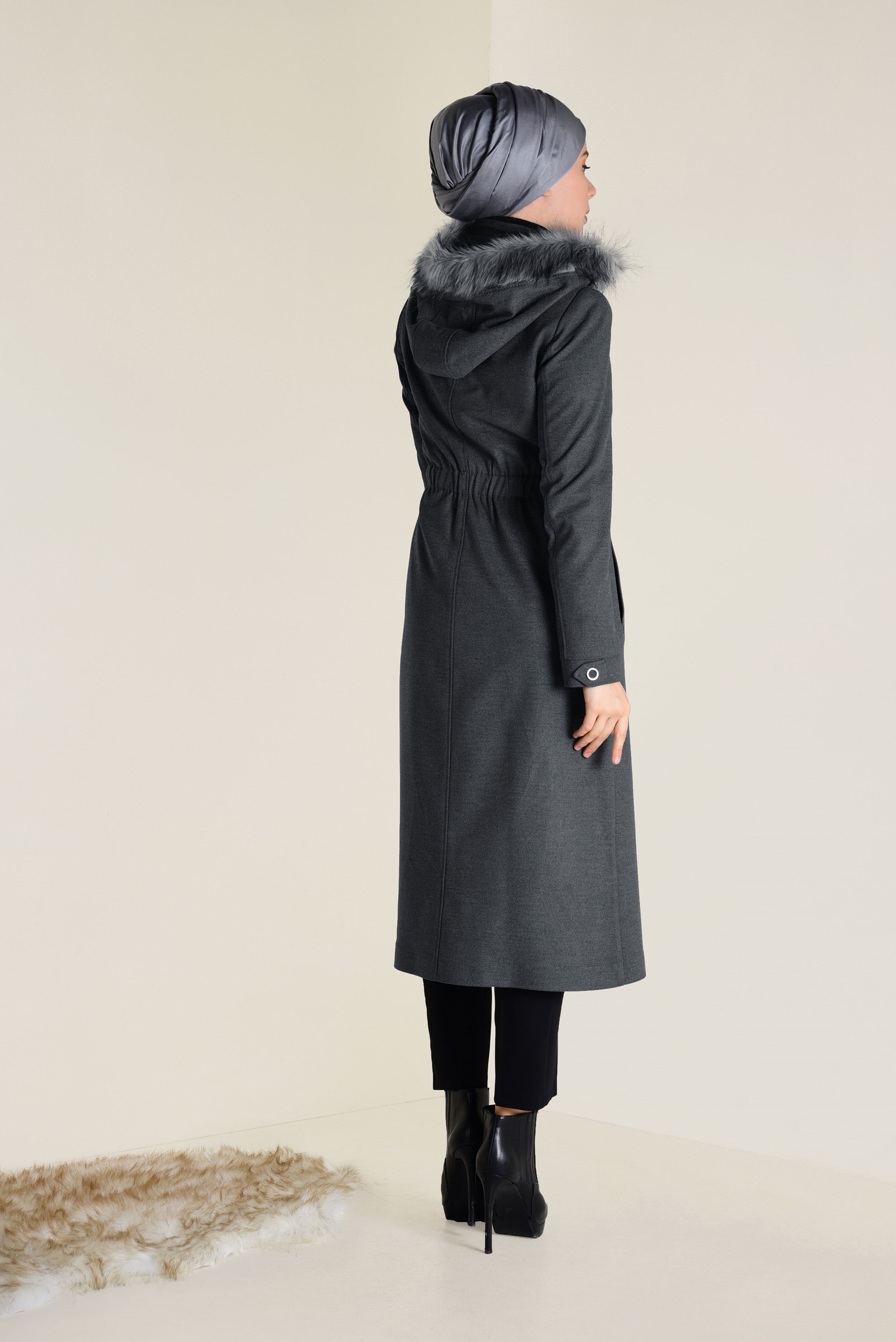 Tesettür giyim GRİ KAPÜŞONU SUNİ KÜRK DETAYLI KABAN 9787 