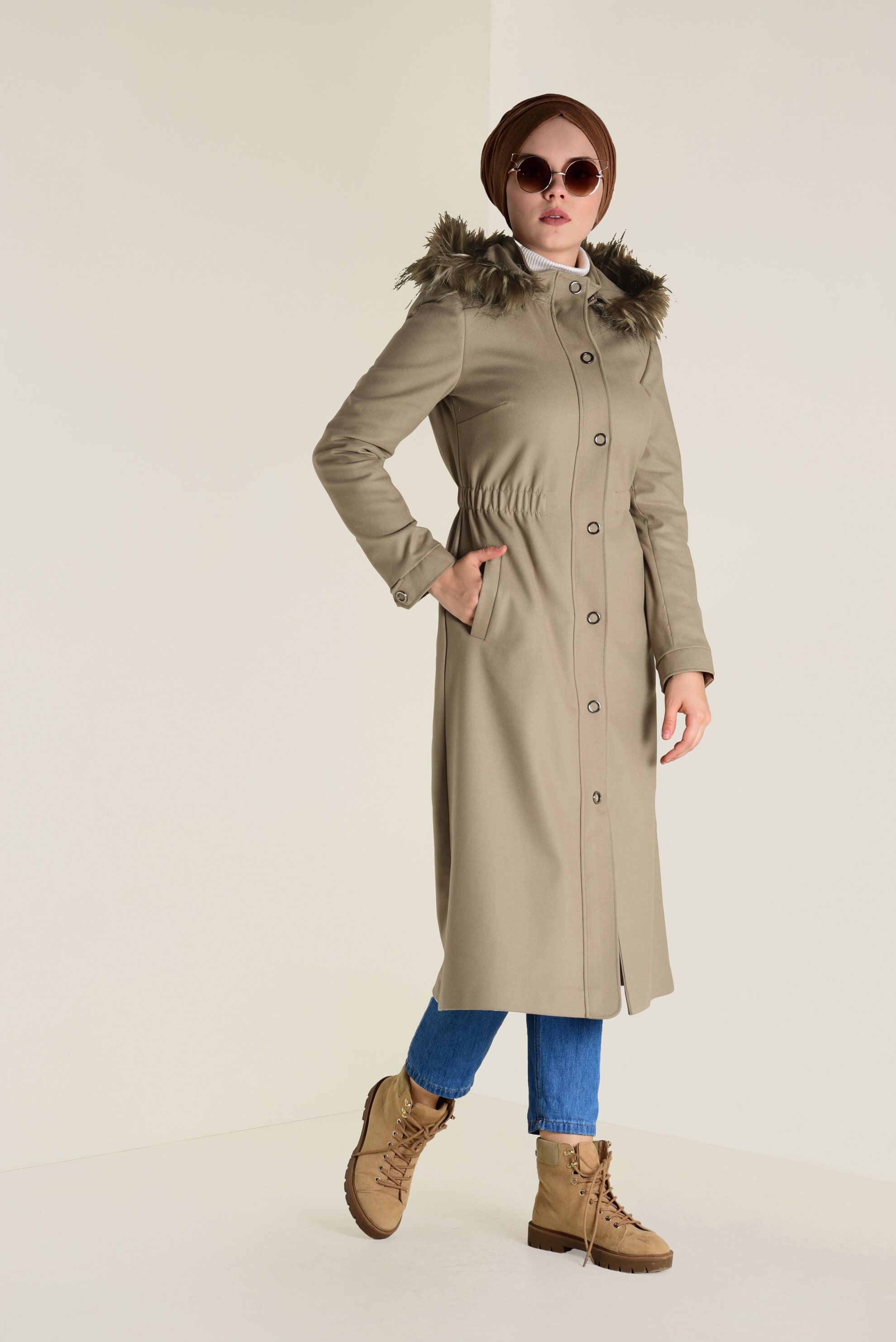 Tesettür giyim BEJ KAPÜŞONU SUNİ KÜRK DETAYLI KABAN 9787 