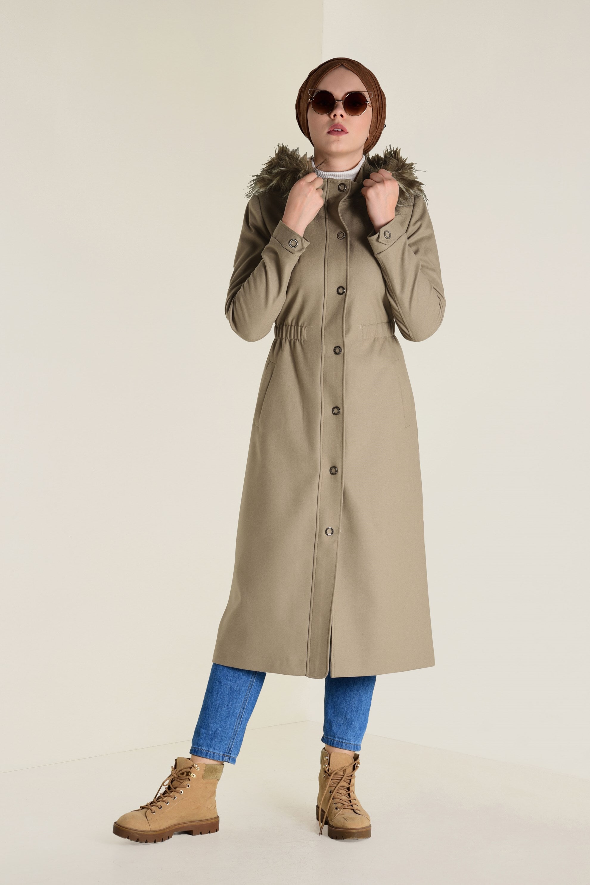 Tesettür giyim BEJ KAPÜŞONU SUNİ KÜRK DETAYLI KABAN 9787 