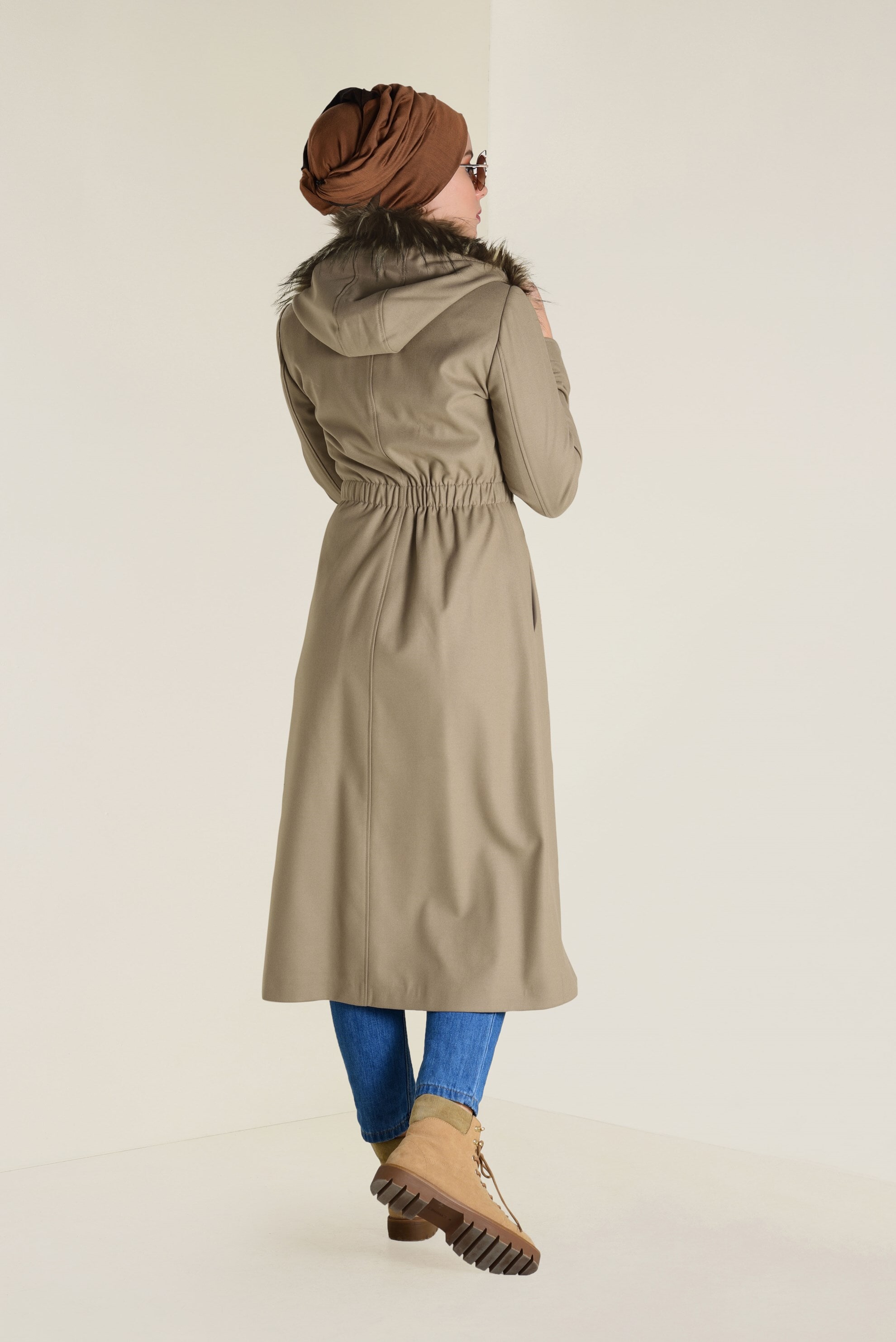 Tesettür giyim BEJ KAPÜŞONU SUNİ KÜRK DETAYLI KABAN 9787 
