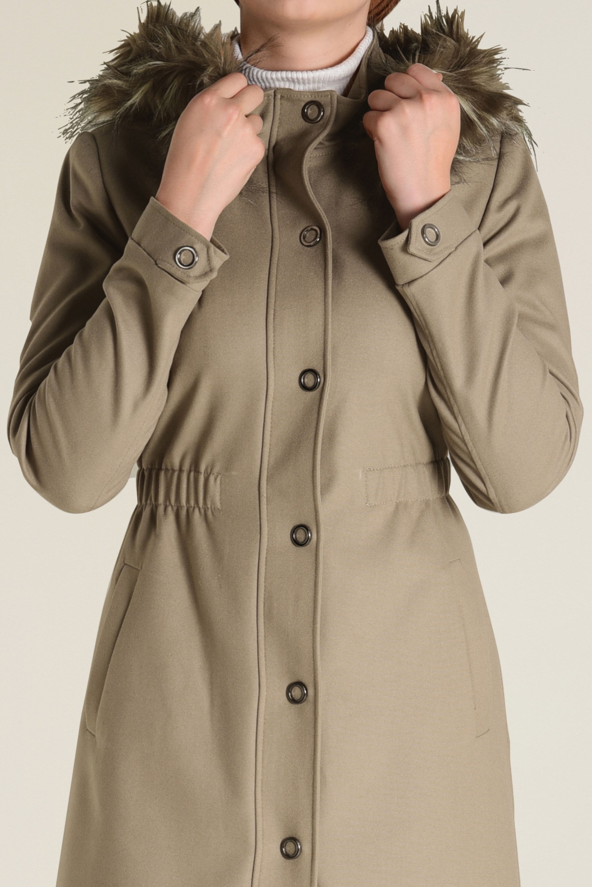 Tesettür giyim BEJ KAPÜŞONU SUNİ KÜRK DETAYLI KABAN 9787 