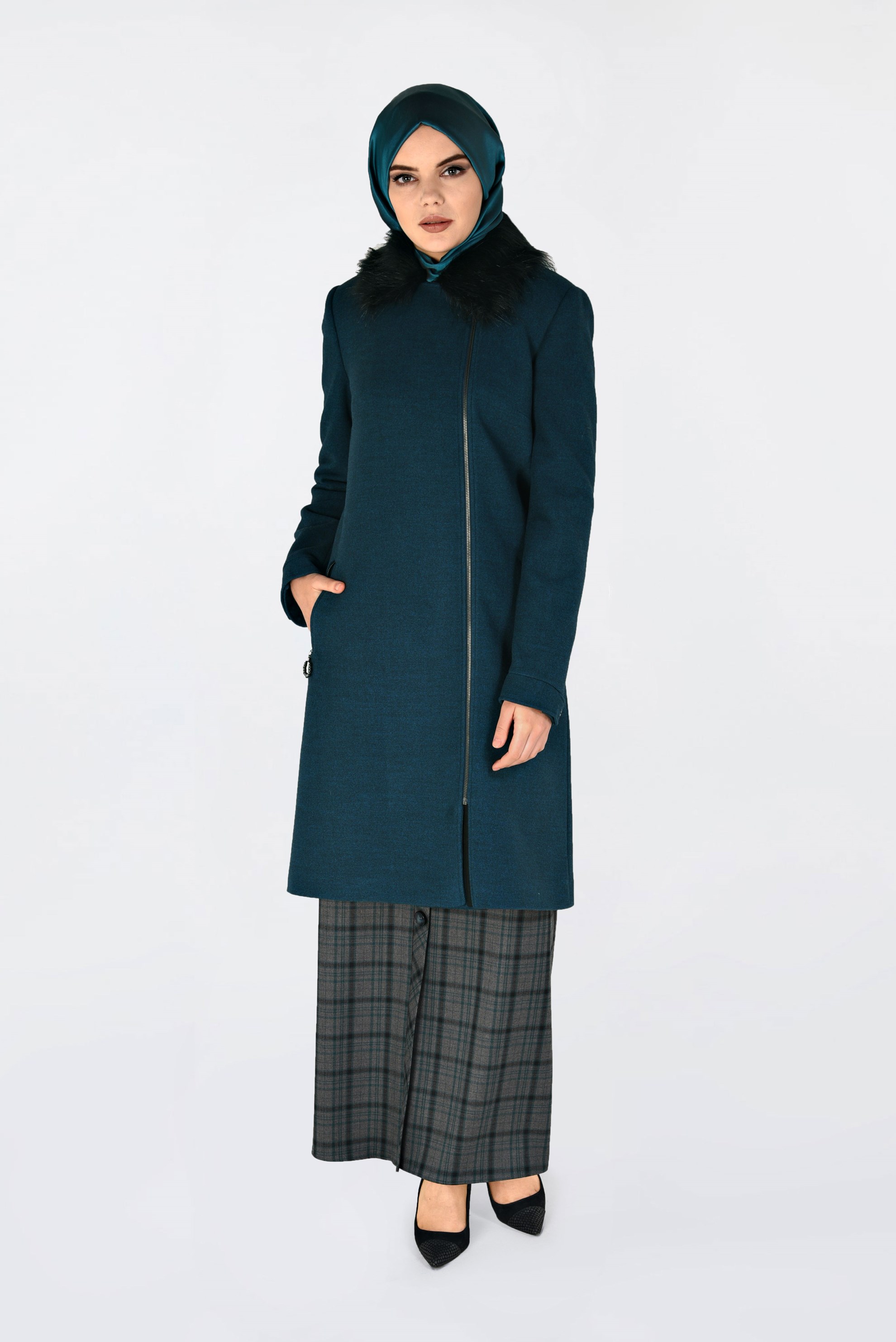 Tesettür giyim MAVİ YAKASI KÜRKLÜ FERMUARLI KABAN 9794